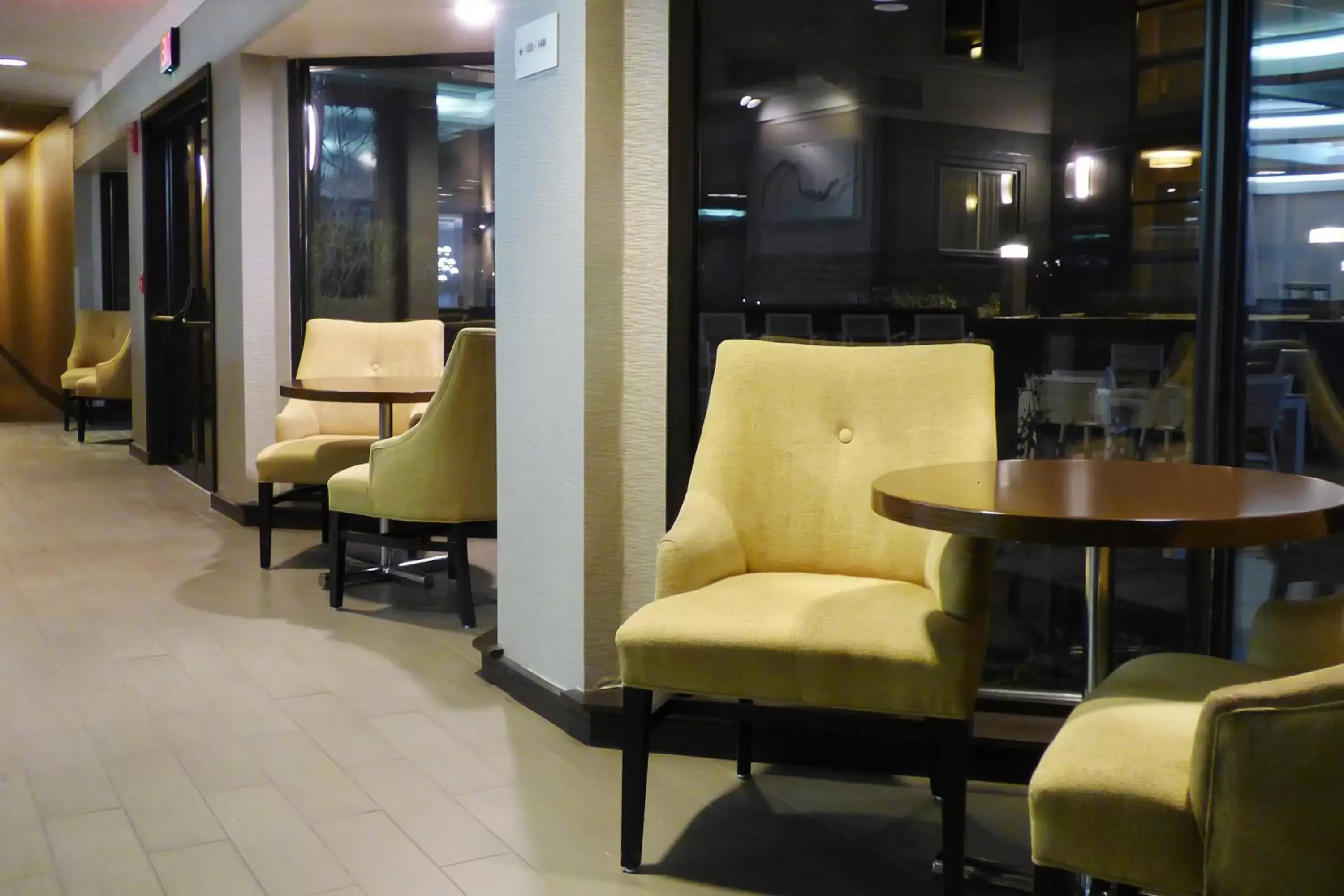 Lounge or bar, Seating Area in Radisson Akron-Fairlawn Copley
