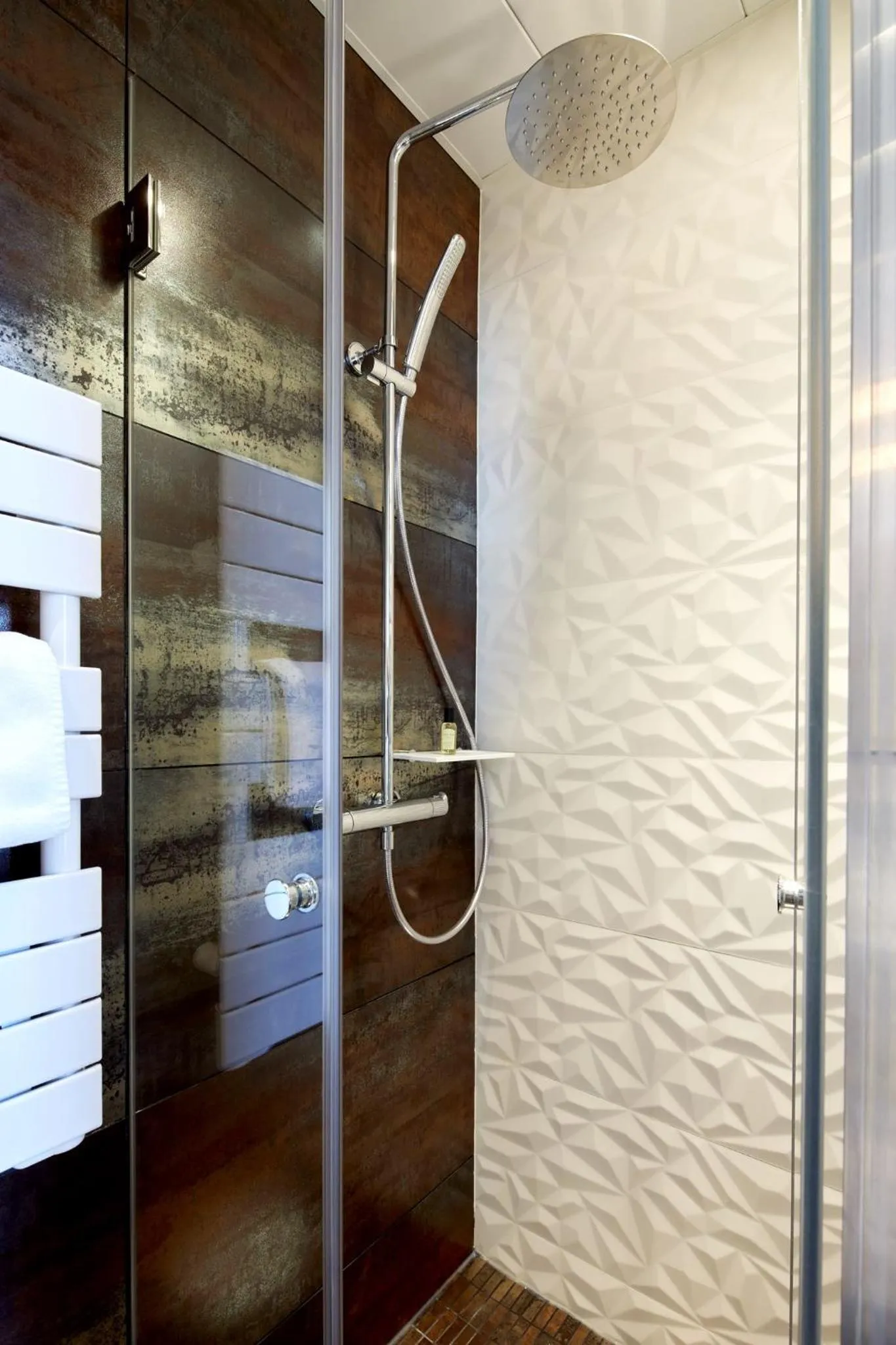 Shower in Montparnasse Daguerre