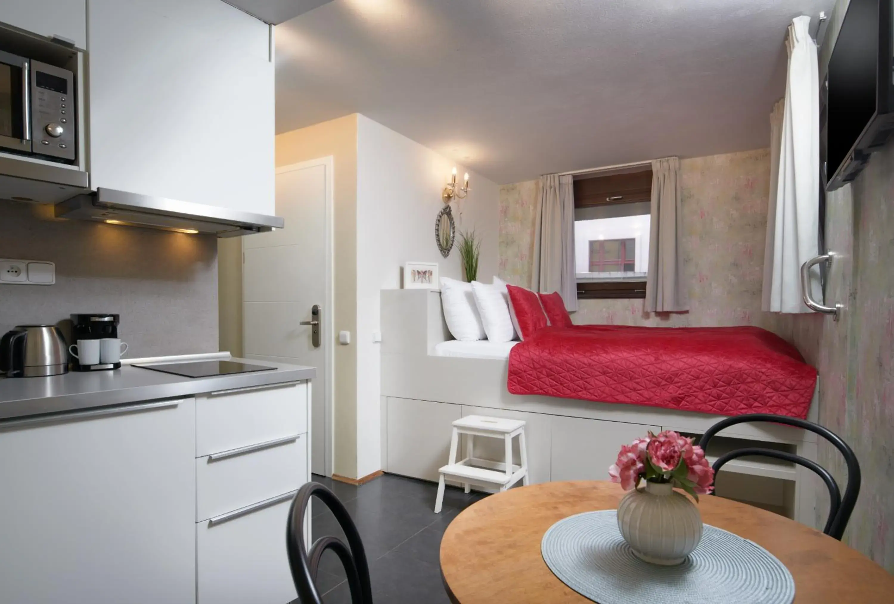 Bed, Kitchen/Kitchenette in 4 Arts Suites