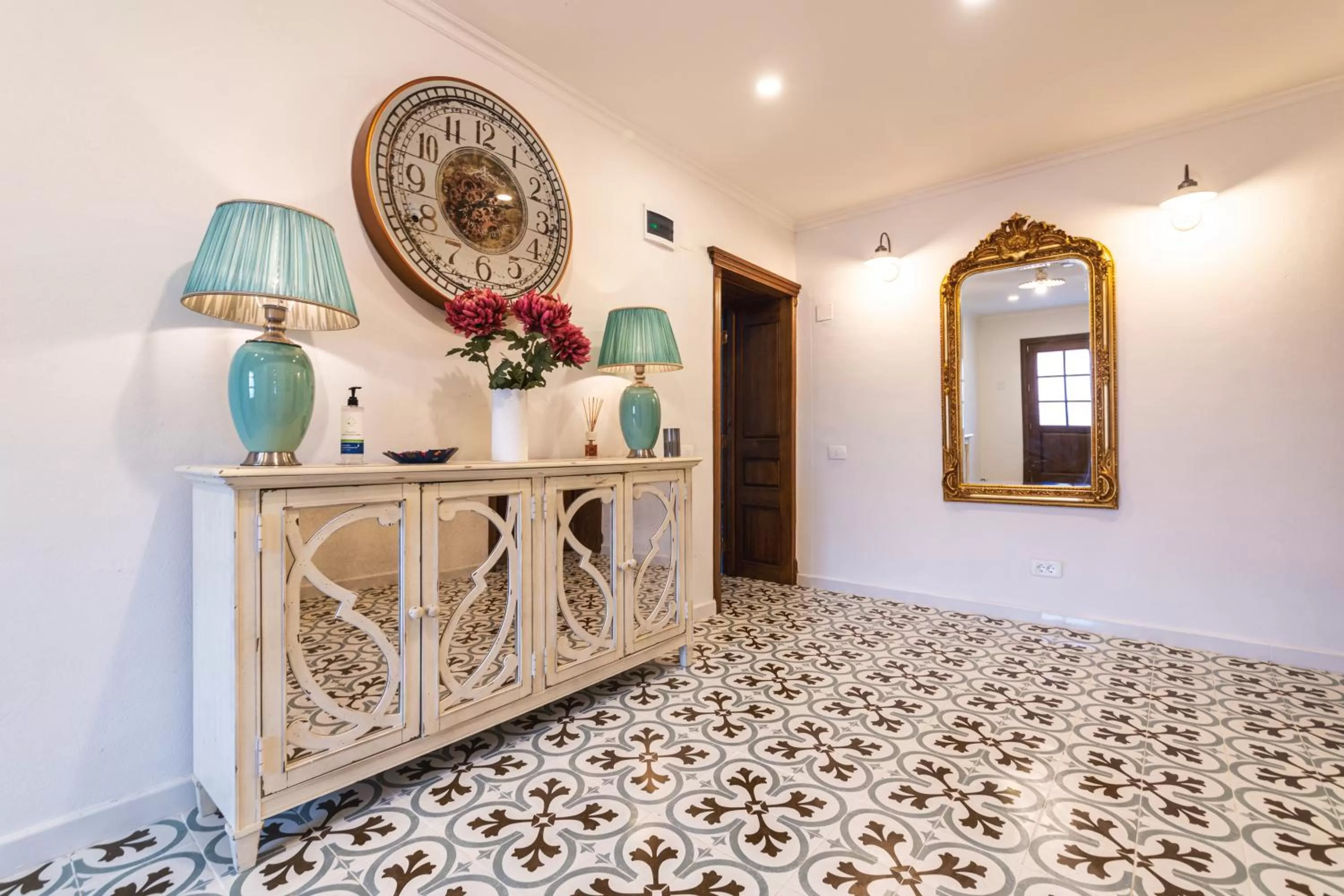 Lobby or reception in Nikolas Haus Premium Historic Center Stay & Free Parking