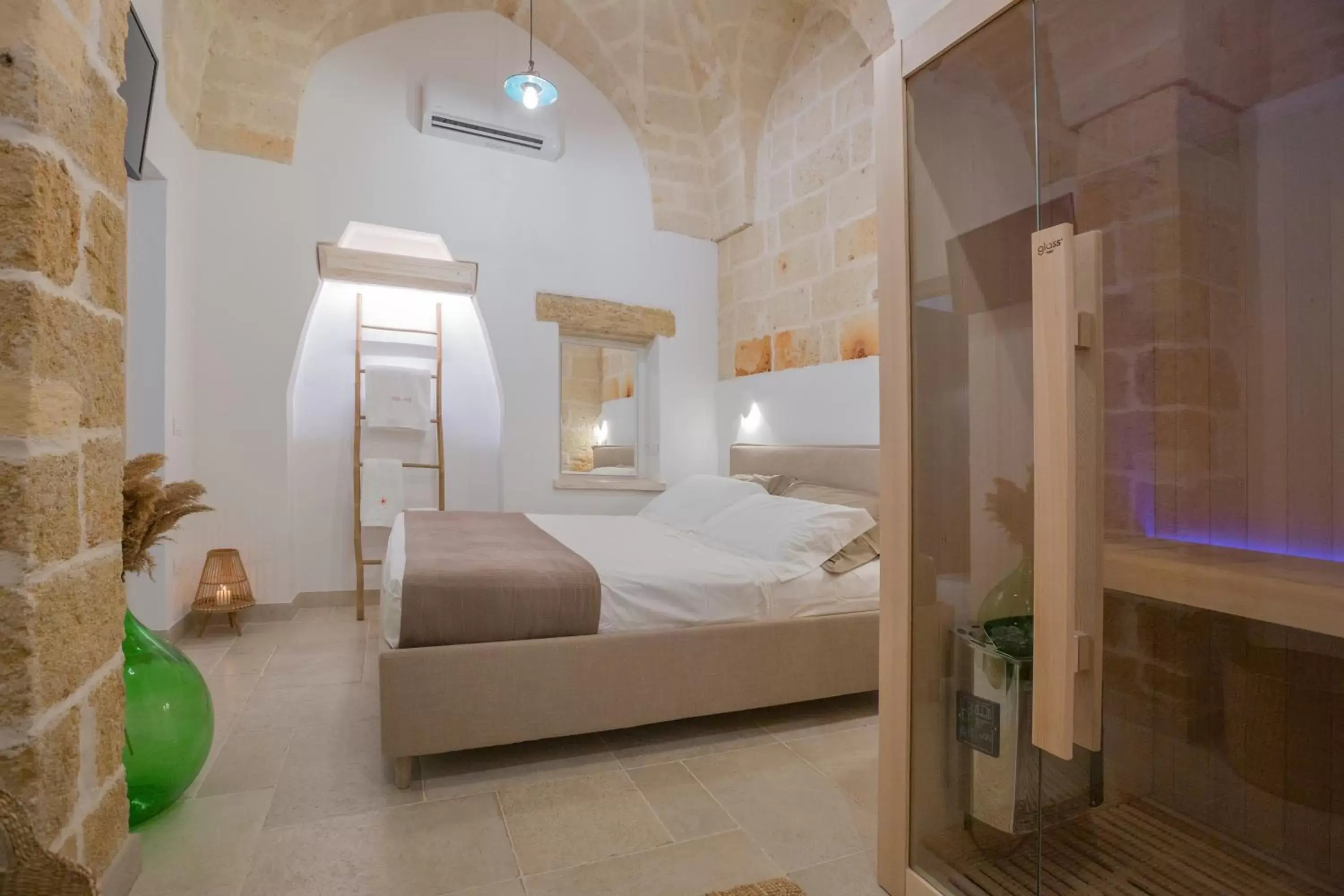 Bed in Filia Solis - Old Town SUITEs & SPA