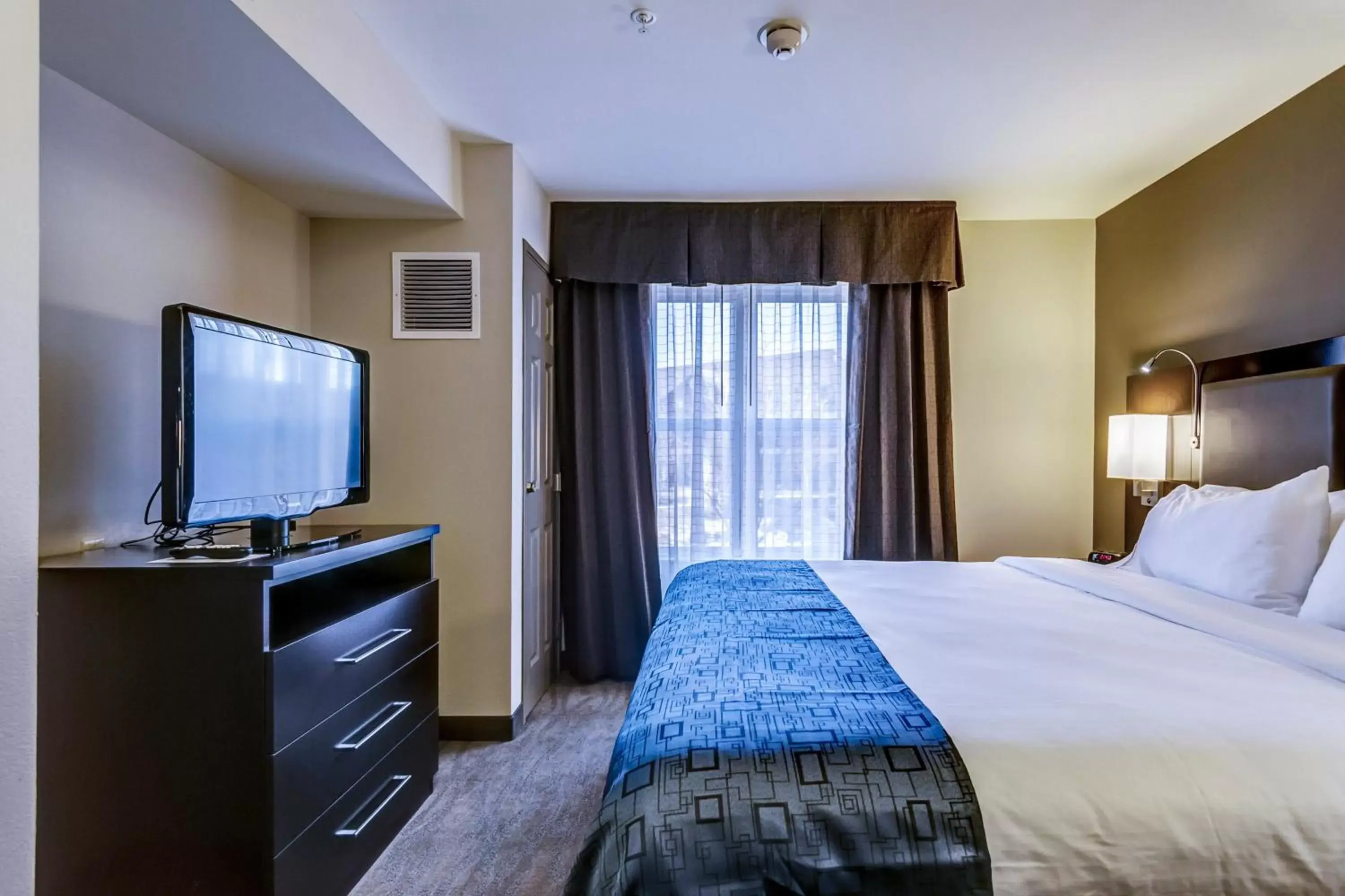 Photo of the whole room, Bed in Holiday Inn Express Hotel & Suites St. Louis West-O'Fallon, an IHG Hotel