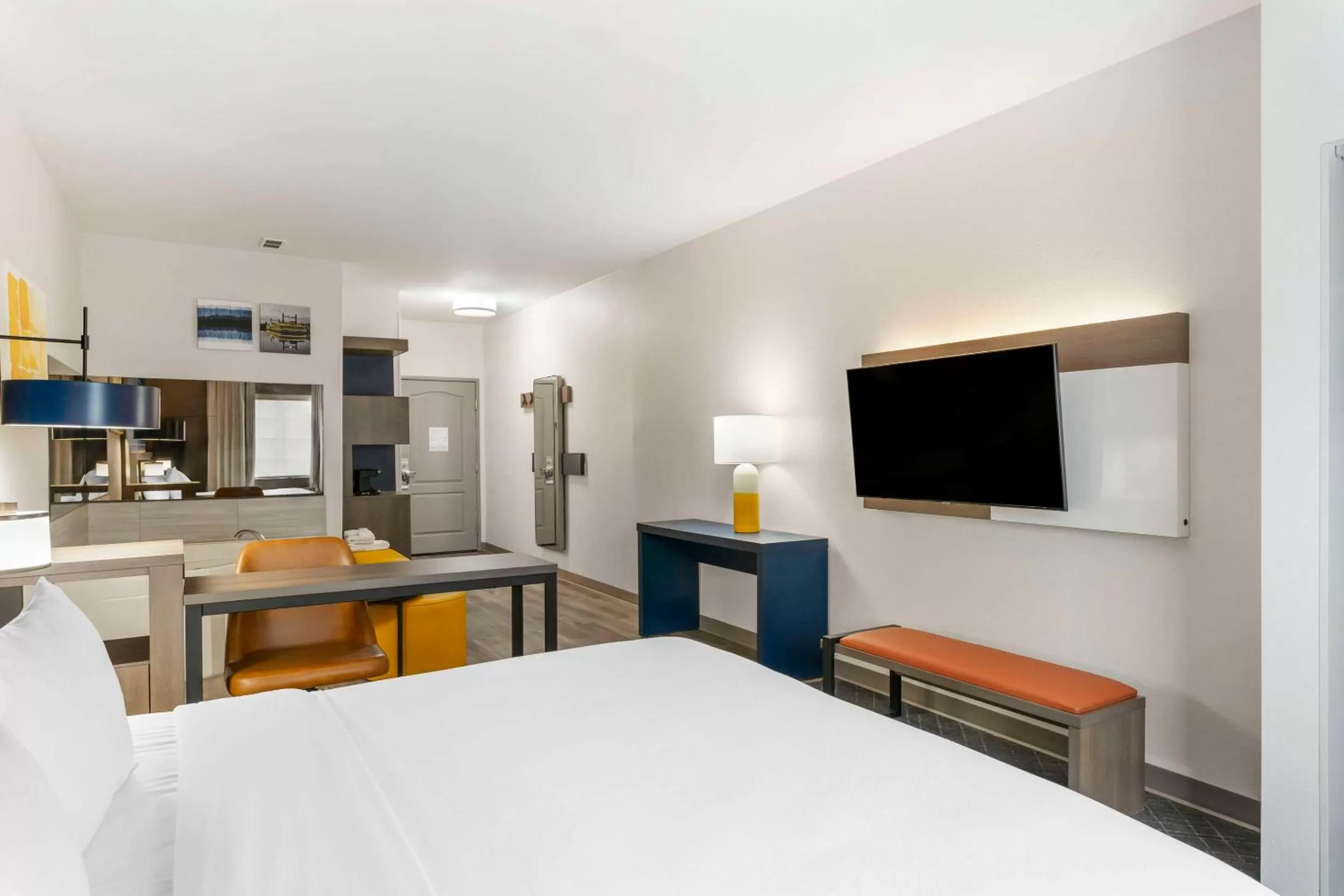 Bedroom, Bed in Comfort Suites Elgin Northwest