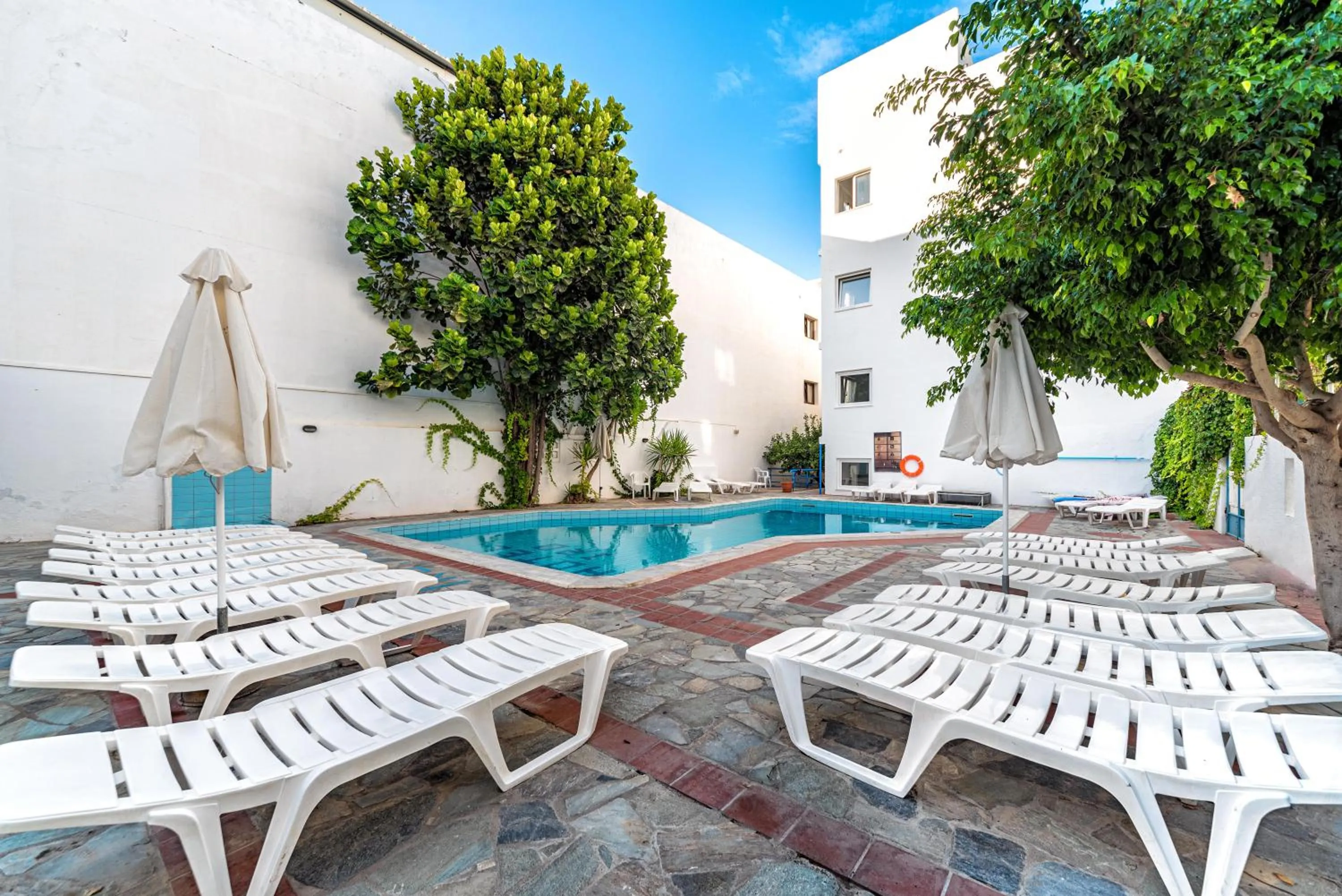 Swimming pool in Hotel Iro