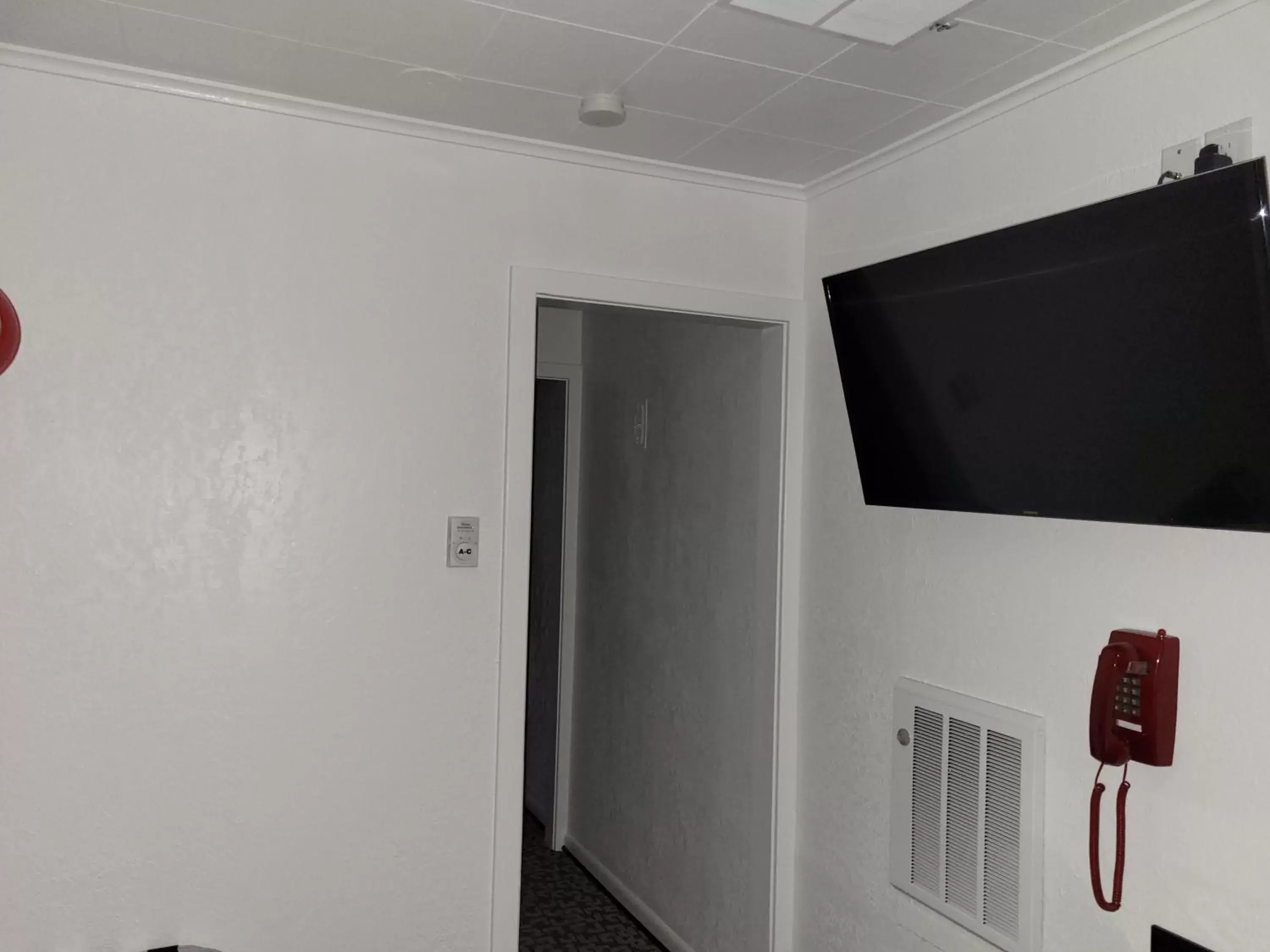 TV and multimedia, TV/Entertainment Center in Rocket Motel