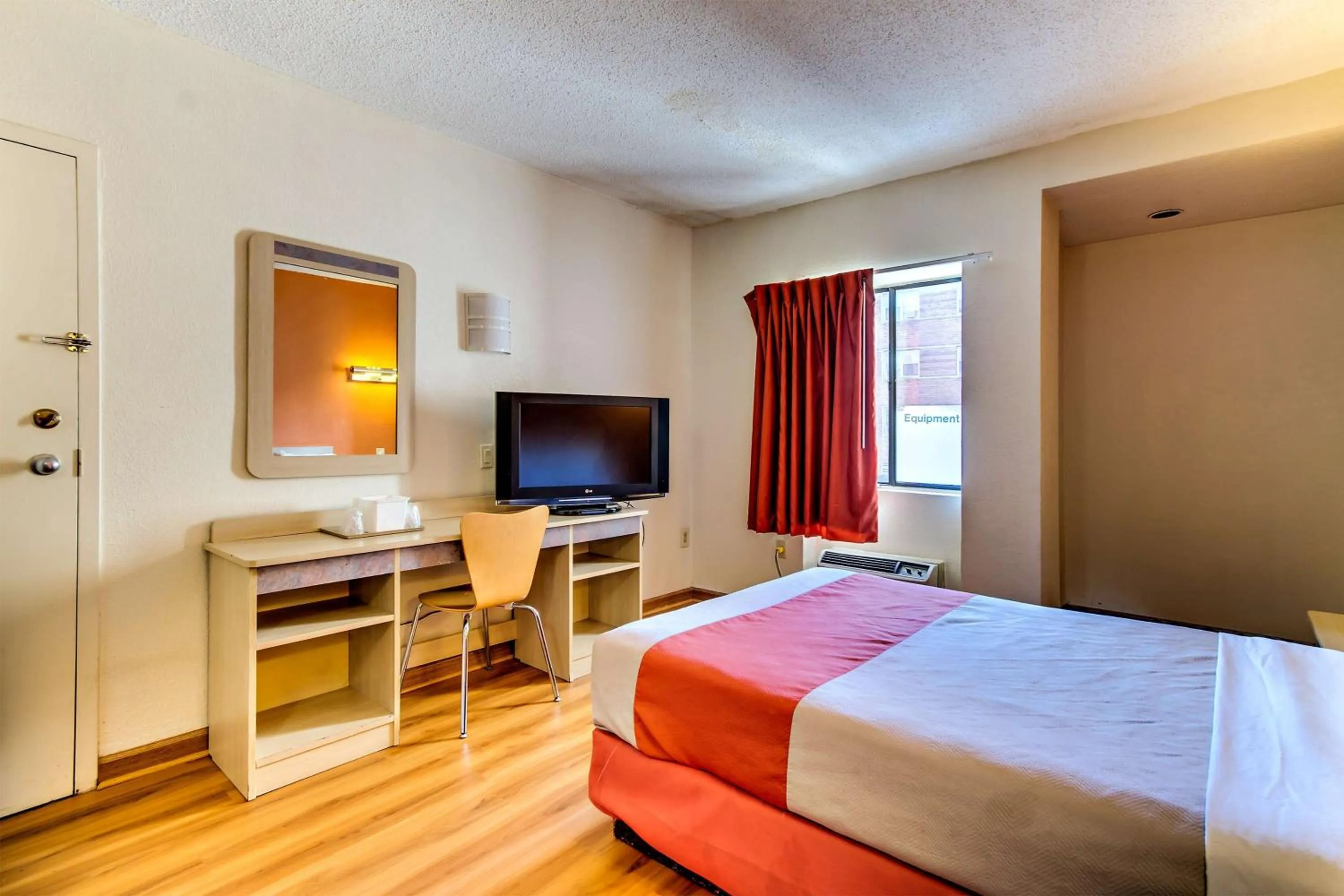TV and multimedia, Bed in Motel 6-Washington, DC