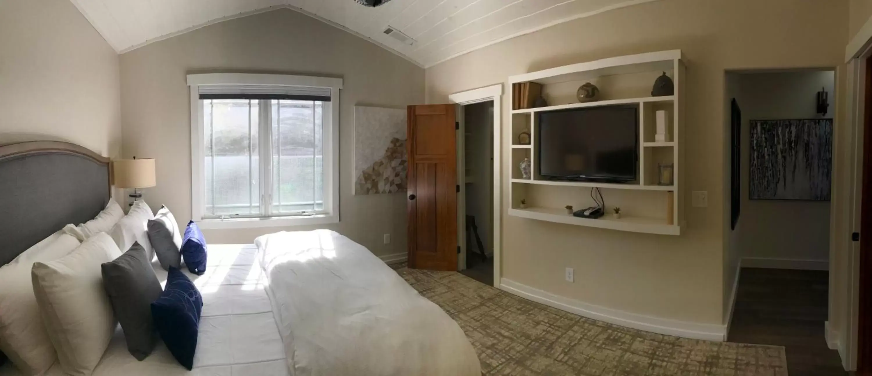 Bedroom, TV/Entertainment Center in The Grand Idyllwild Lodge