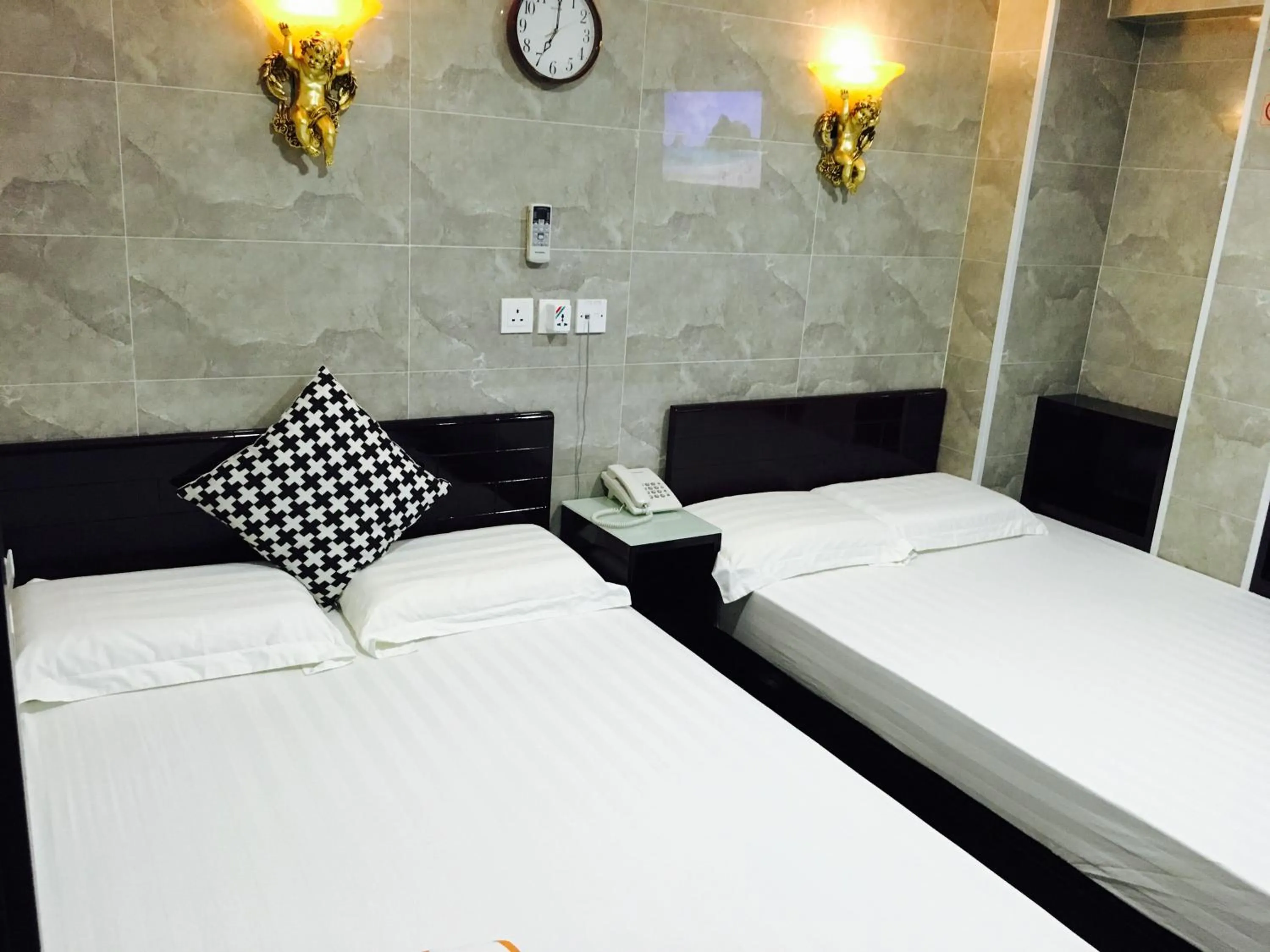 Photo of the whole room, Bed in Modern