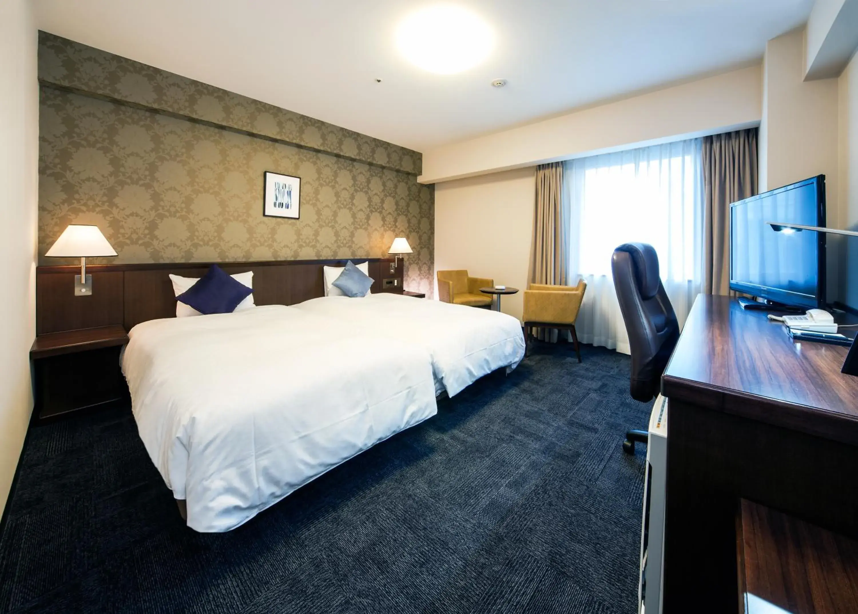 Photo of the whole room, Bed in Daiwa Roynet Hotel Kobe-Sannomiya