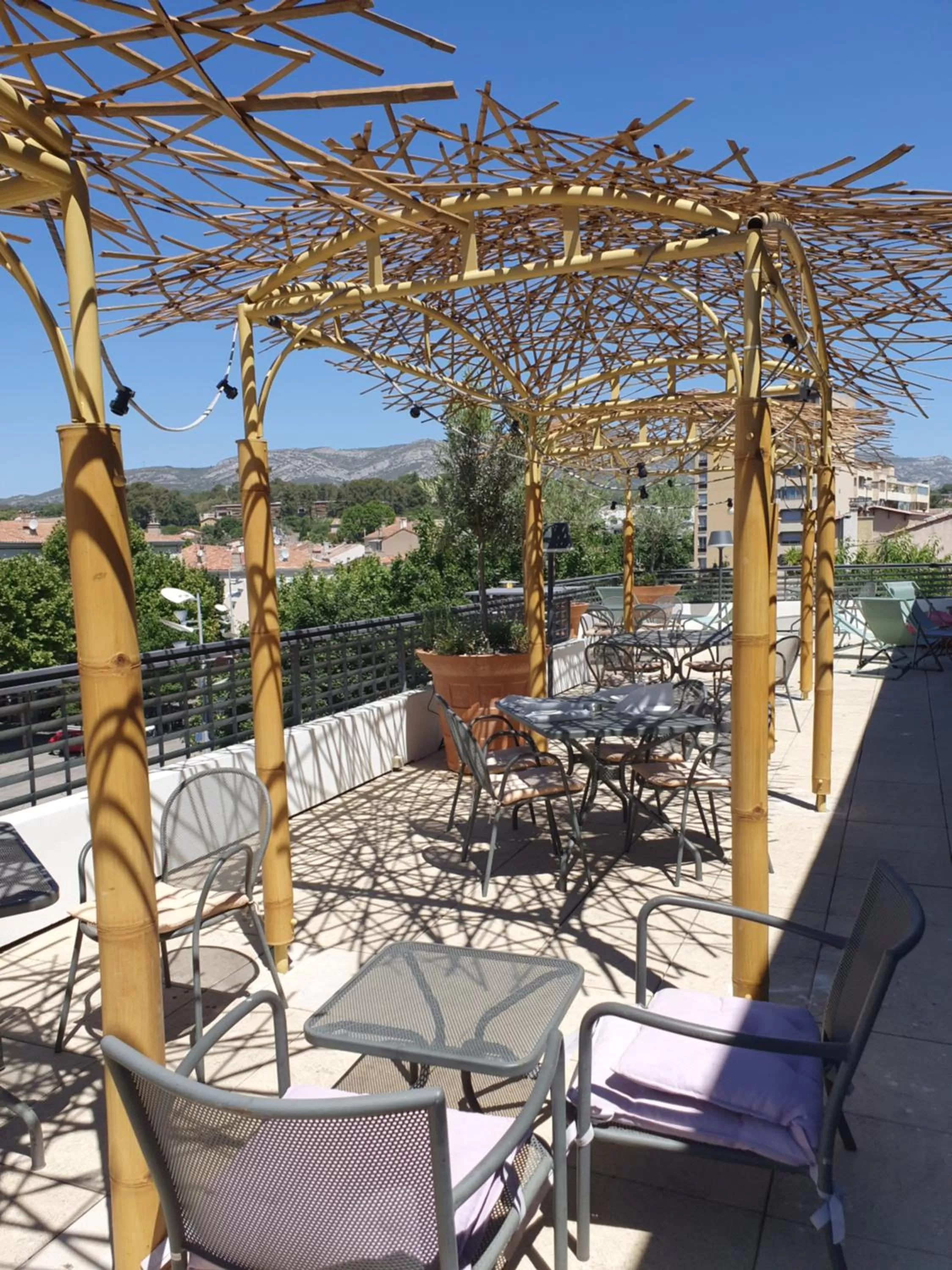 Patio in Best Western Linko Aubagne