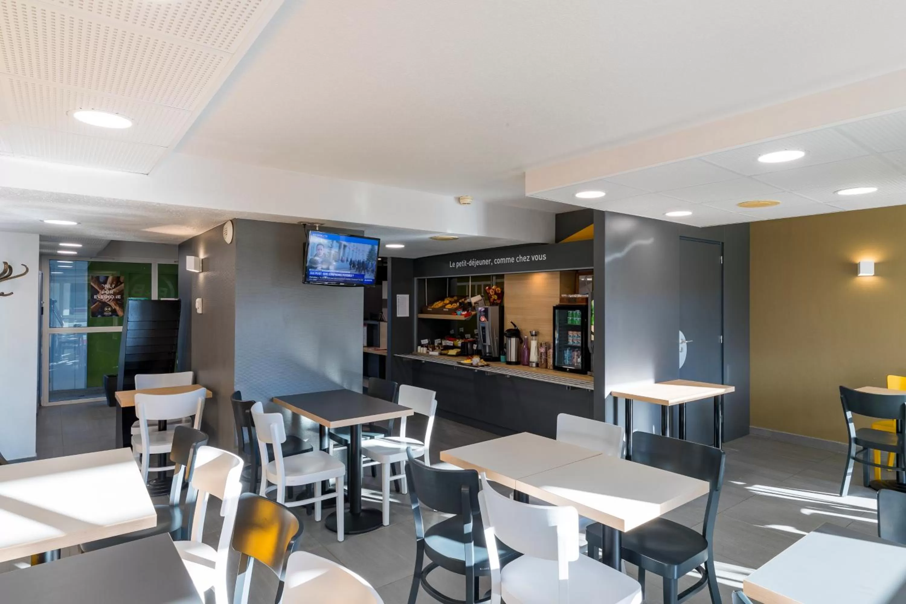 Buffet breakfast in B&B HOTEL Auxerre Bourgogne