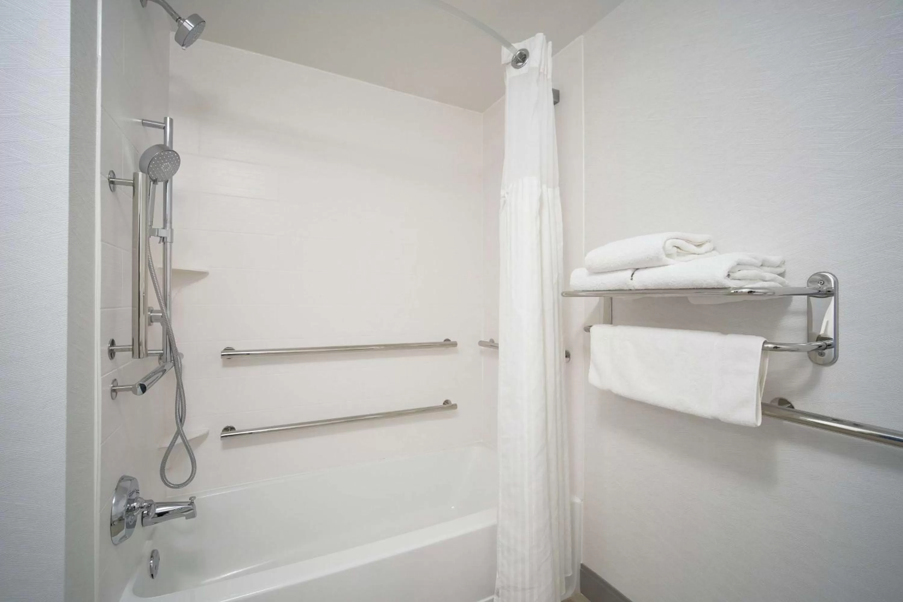 Bathroom in Hilton Garden Inn Evansville