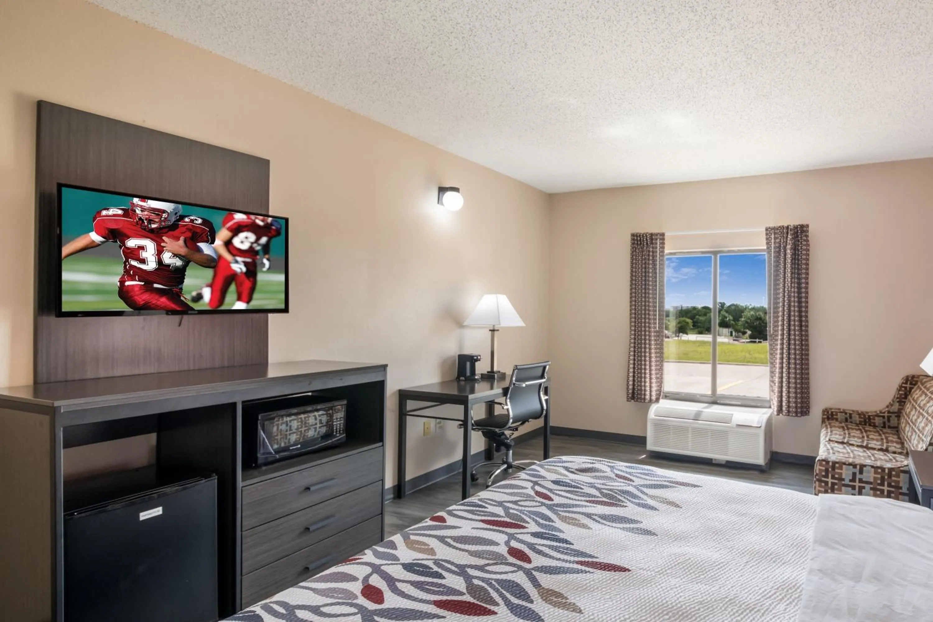 Photo of the whole room, Bed in Red Roof Inn & Suites Austin East - Manor
