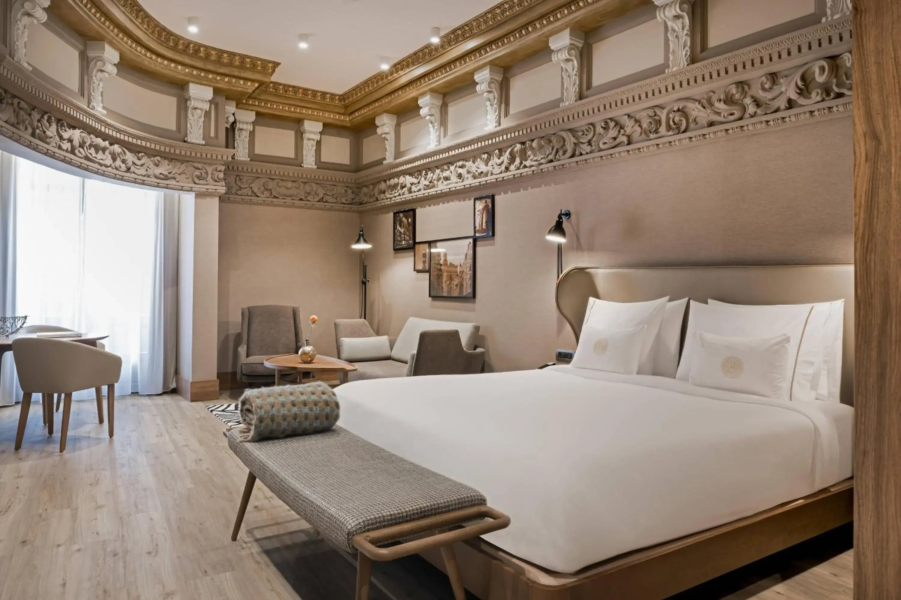 Photo of the whole room, Bed in Círculo Gran Vía, Autograph Collection (Adults Only)