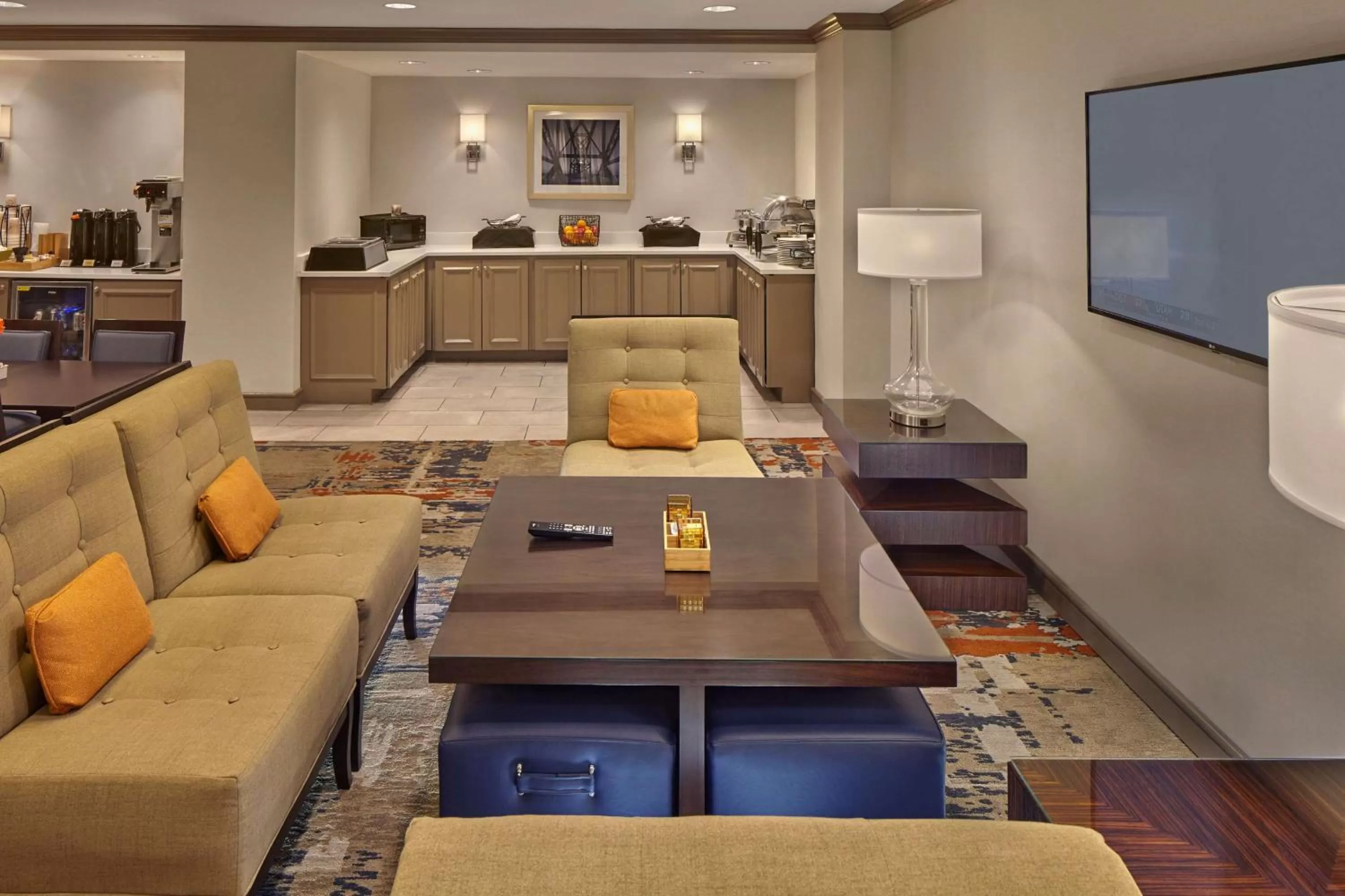 Dining area in DoubleTree by Hilton Little Rock