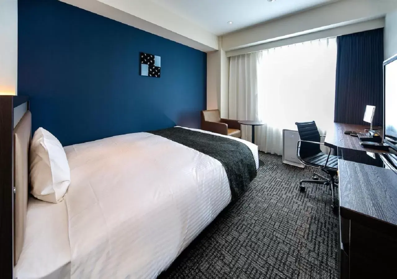 Photo of the whole room, Bed in Daiwa Roynet Hotel Chiba Ekimae