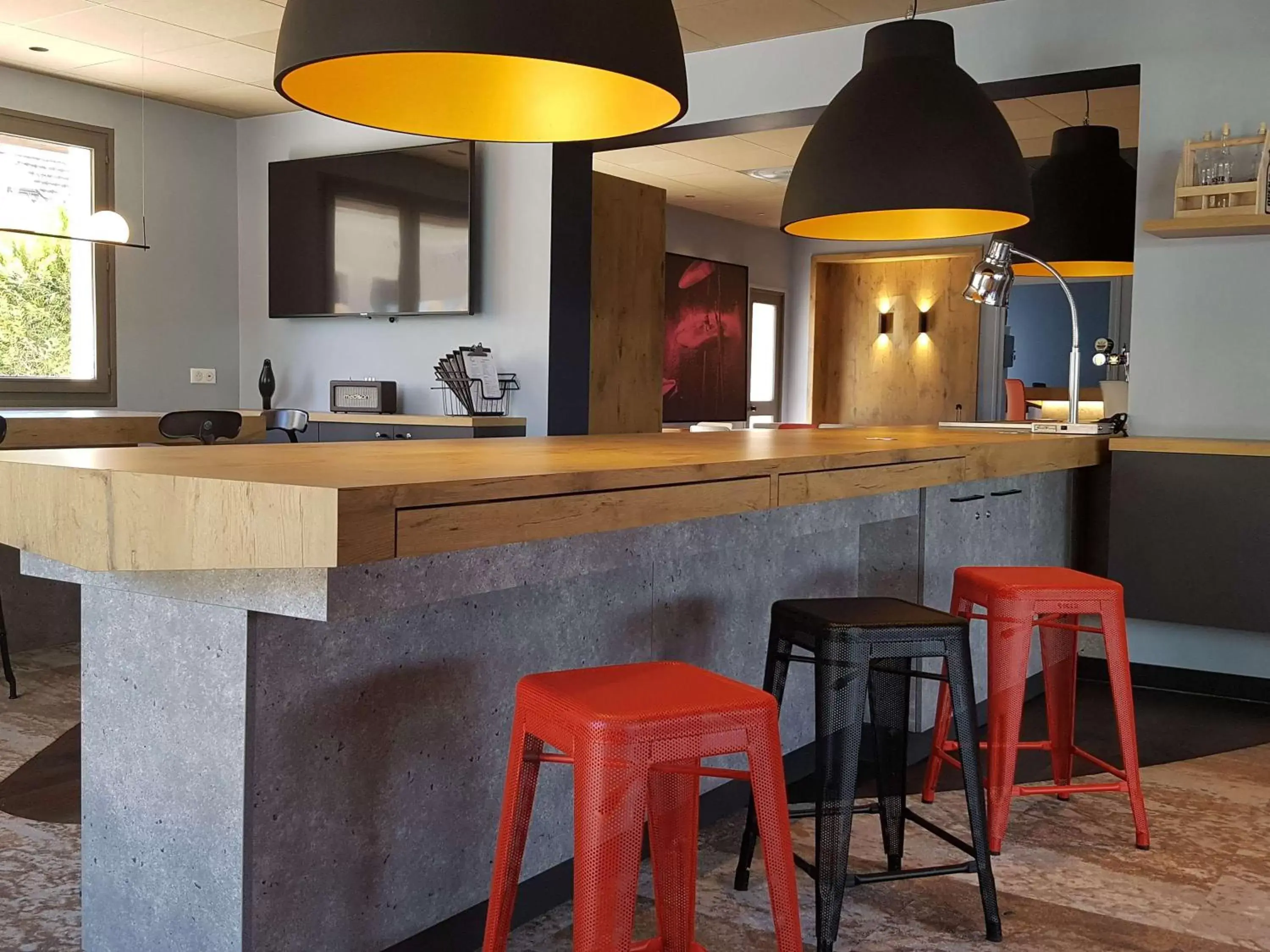 Restaurant/places to eat in ibis Melun