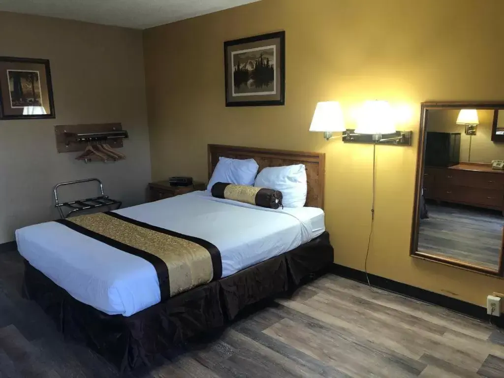 Bed in Knights Inn - Baker City