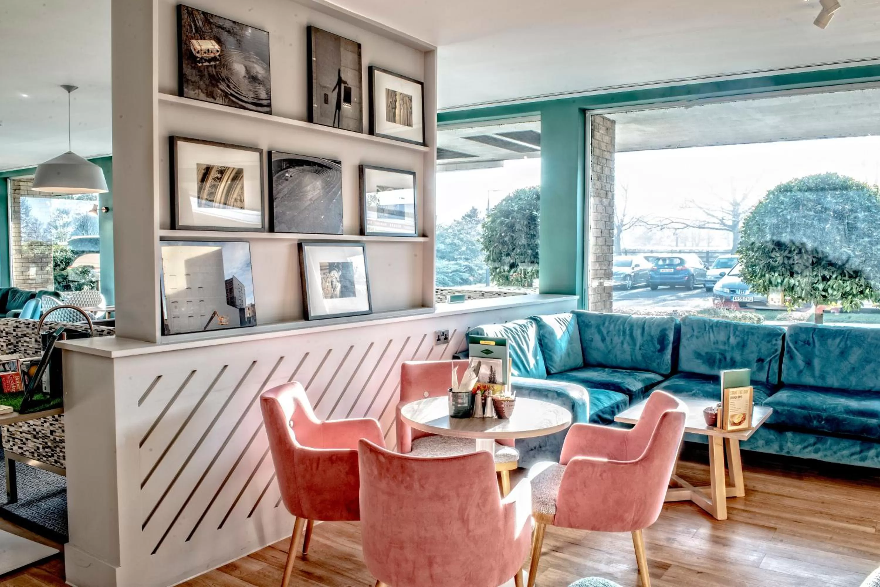 Lounge or bar in Holiday Inn Ipswich by IHG