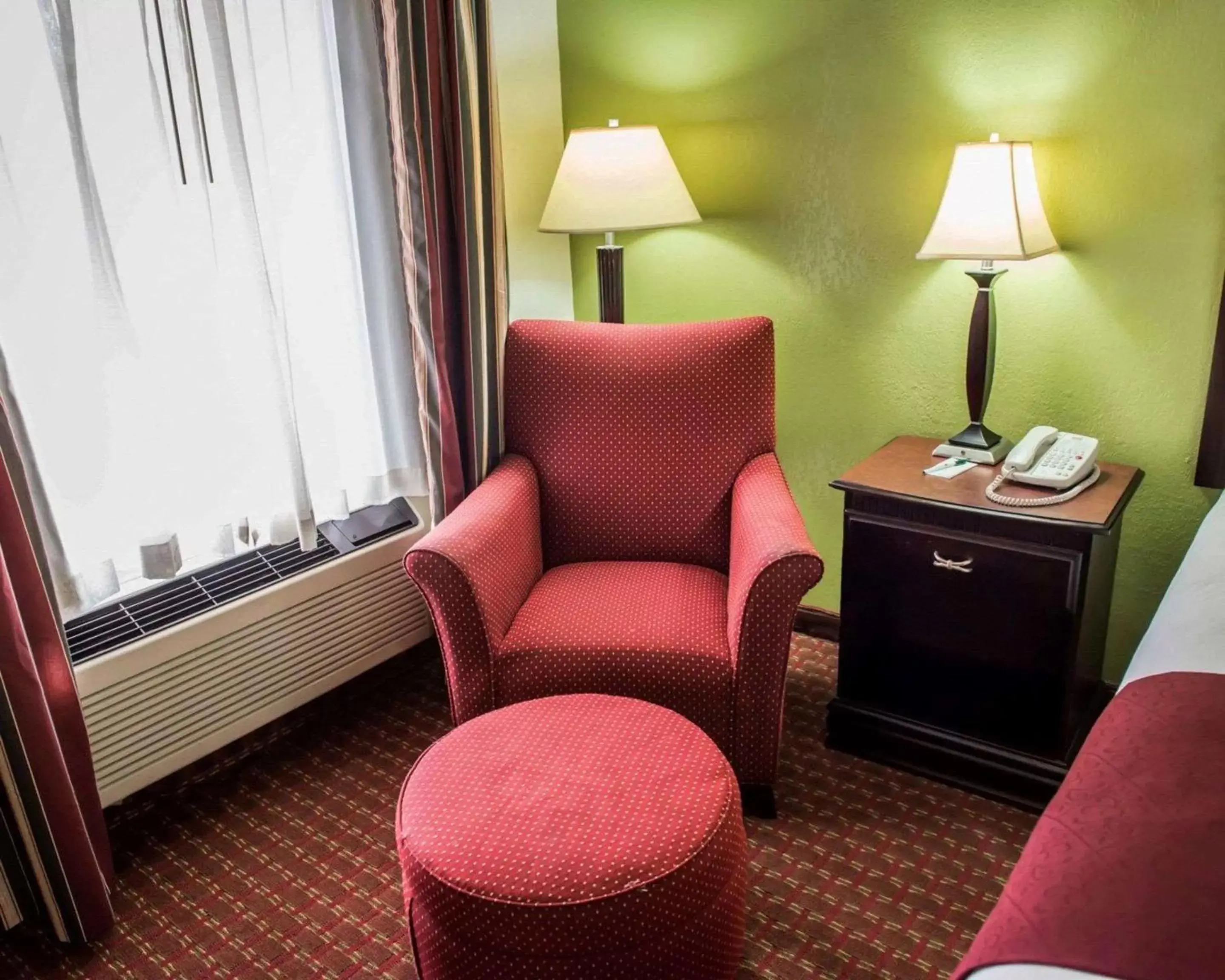 Photo of the whole room in Quality Inn Chipley I-10 at Exit 120 Photo of the whole room in Quality Inn Chipley I-10 at Exit 120