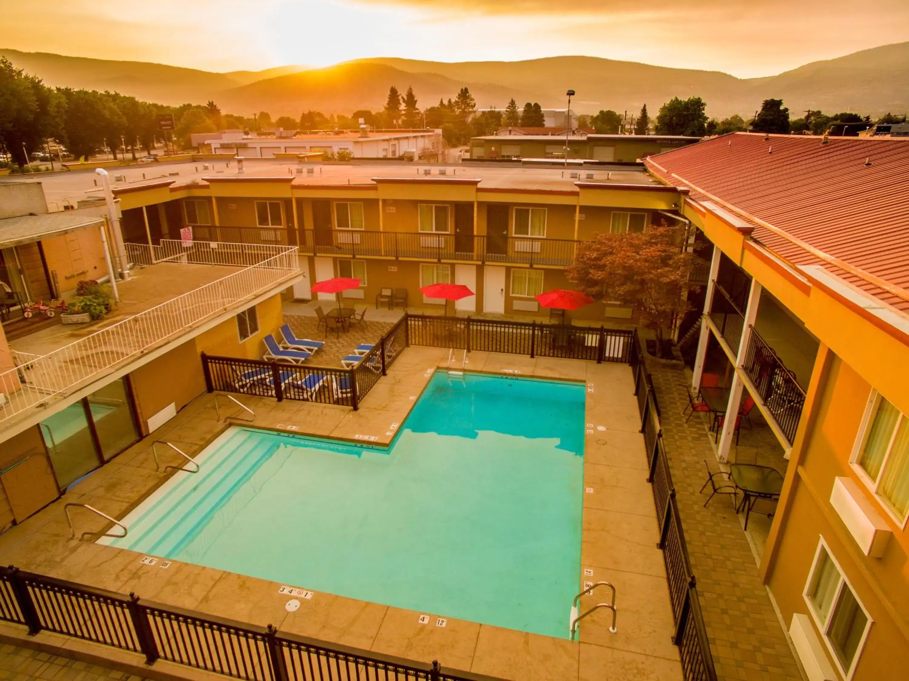 Swimming pool, Pool View in Sahara Courtyard Inn Penticton