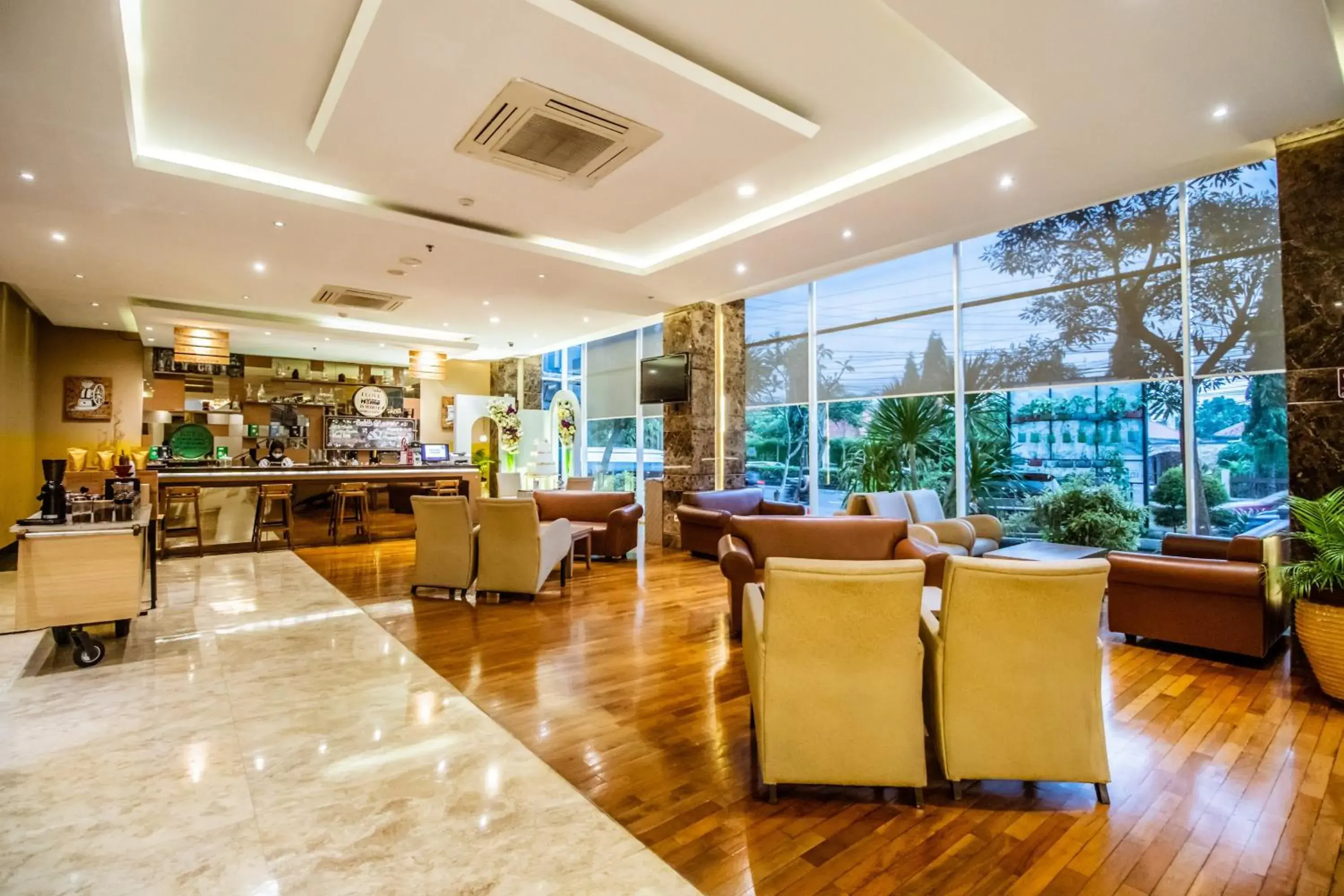 Lounge or bar, Lobby/Reception in Grand Tjokro Yogyakarta