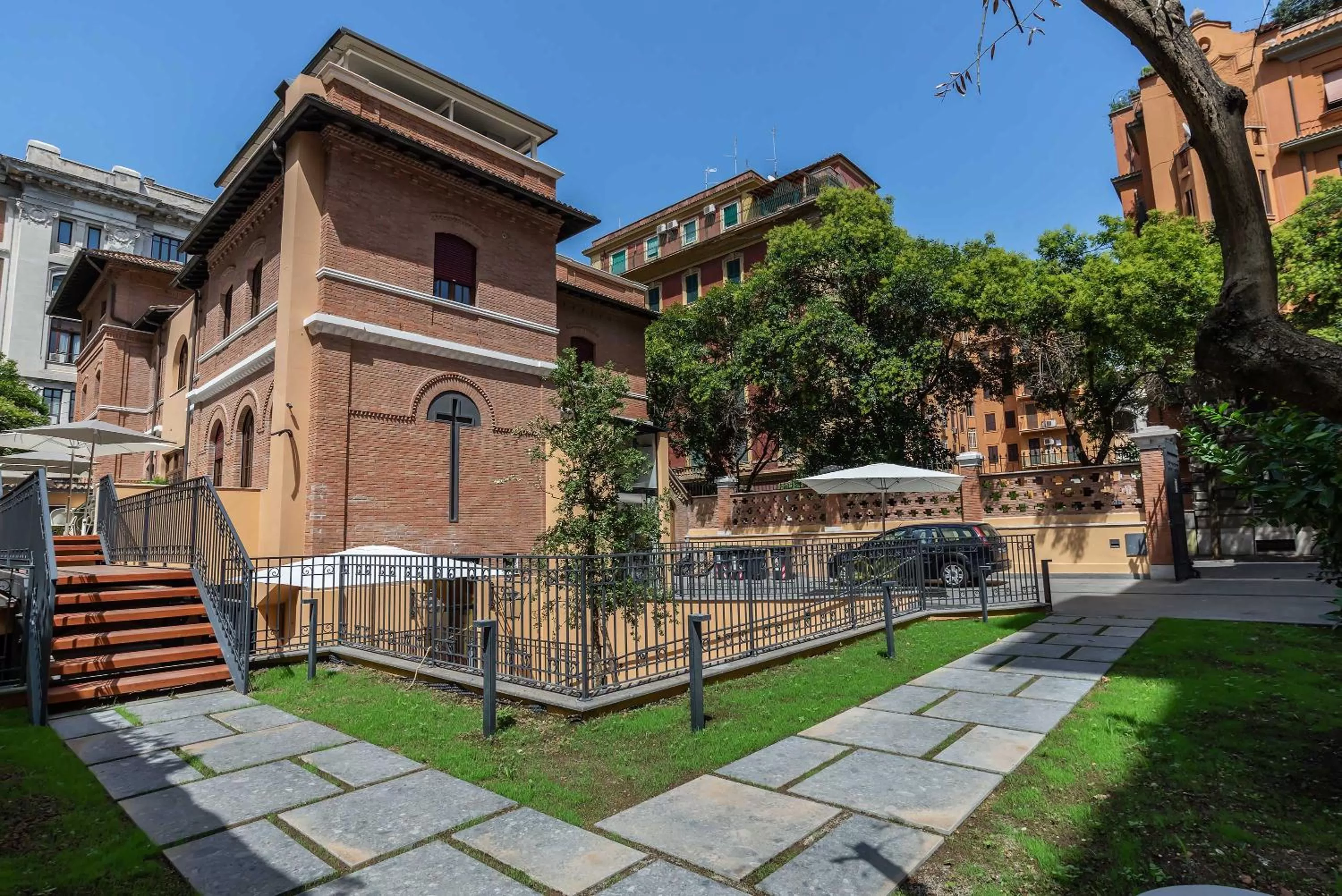 Property building in Albergo Etico Roma