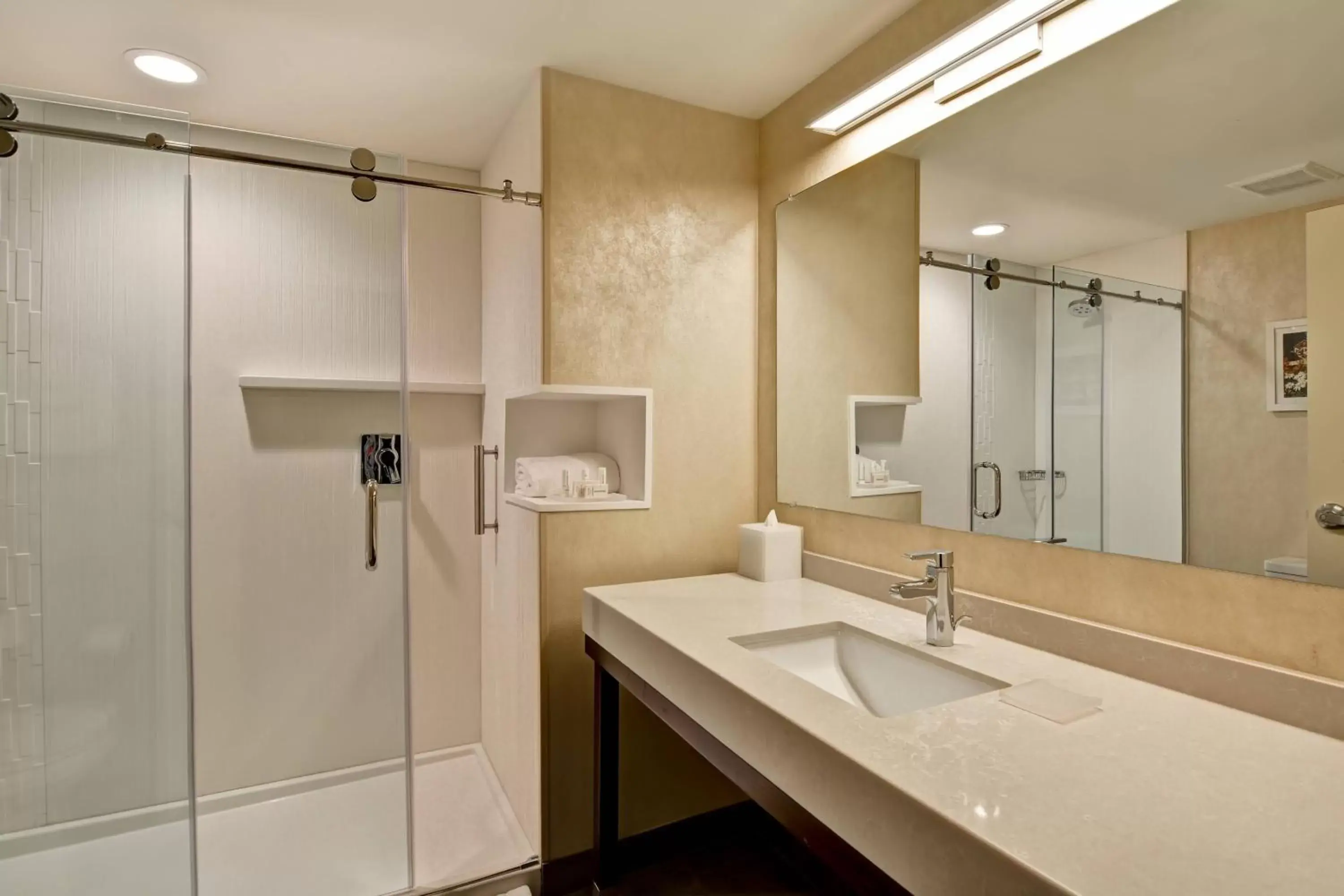 Bathroom in Courtyard by Marriott Long Island Islip/Courthouse Complex