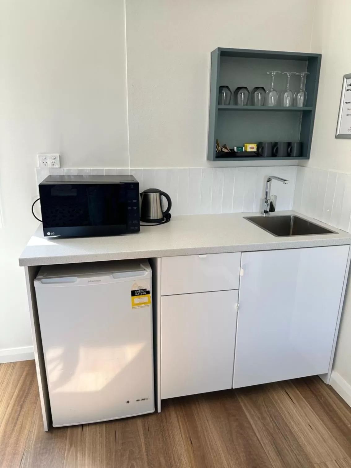 Kitchen or kitchenette in Surf Beach Motel Newcastle
