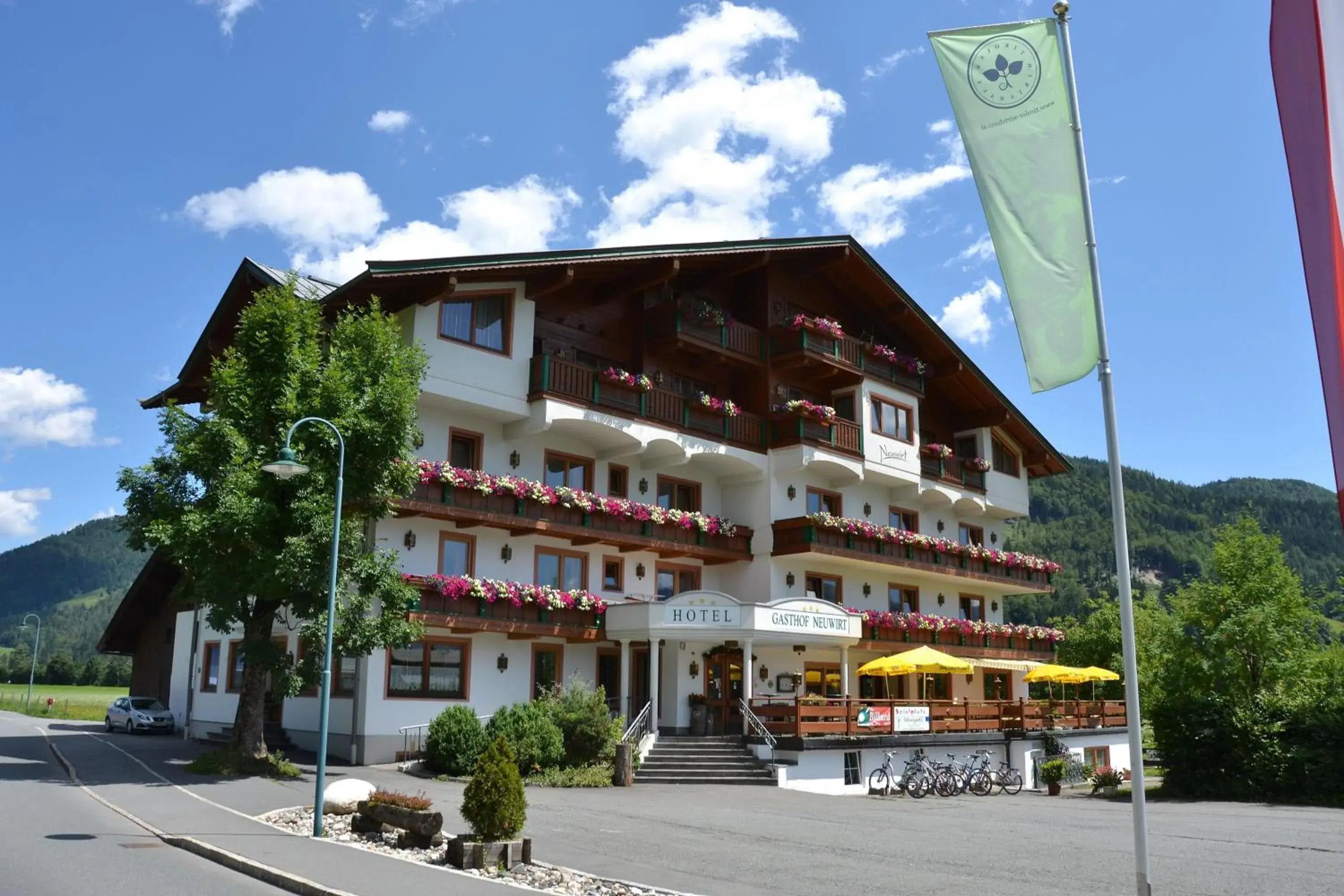 Facade/entrance, Property Building in Hotel Neuwirt