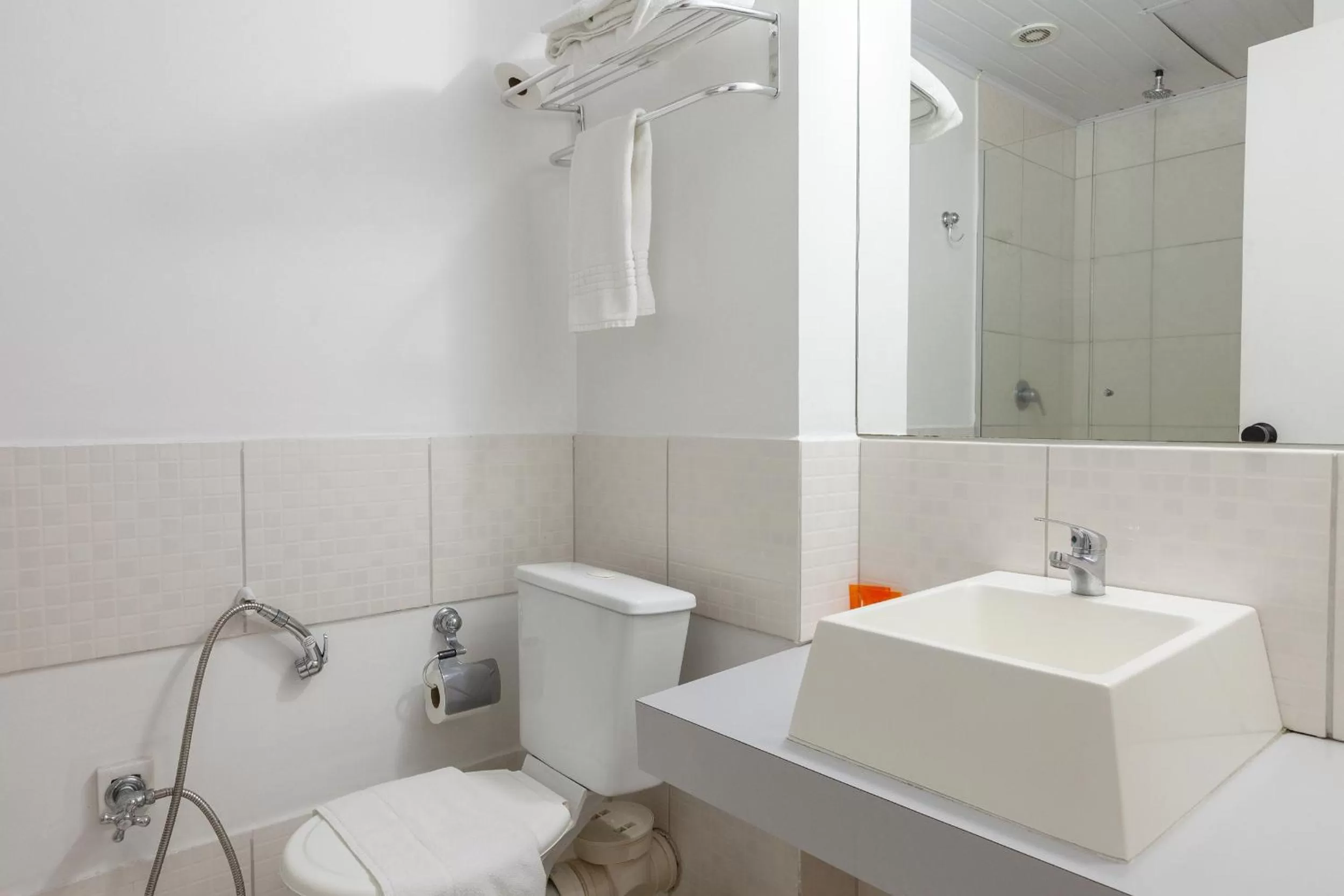 Toilet, Bathroom in Tri Hotel Smart Caxias
