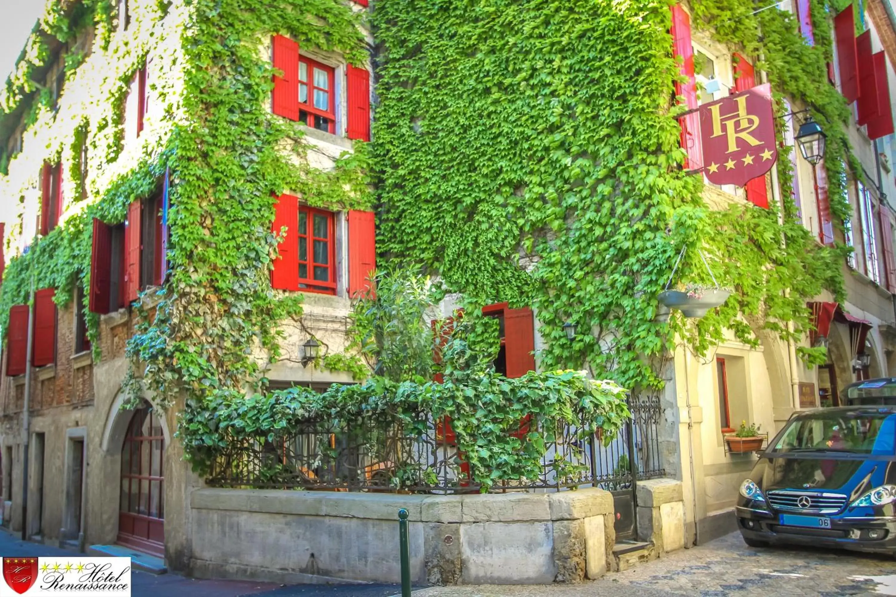 Patio, Property Building in Hôtel Renaissance