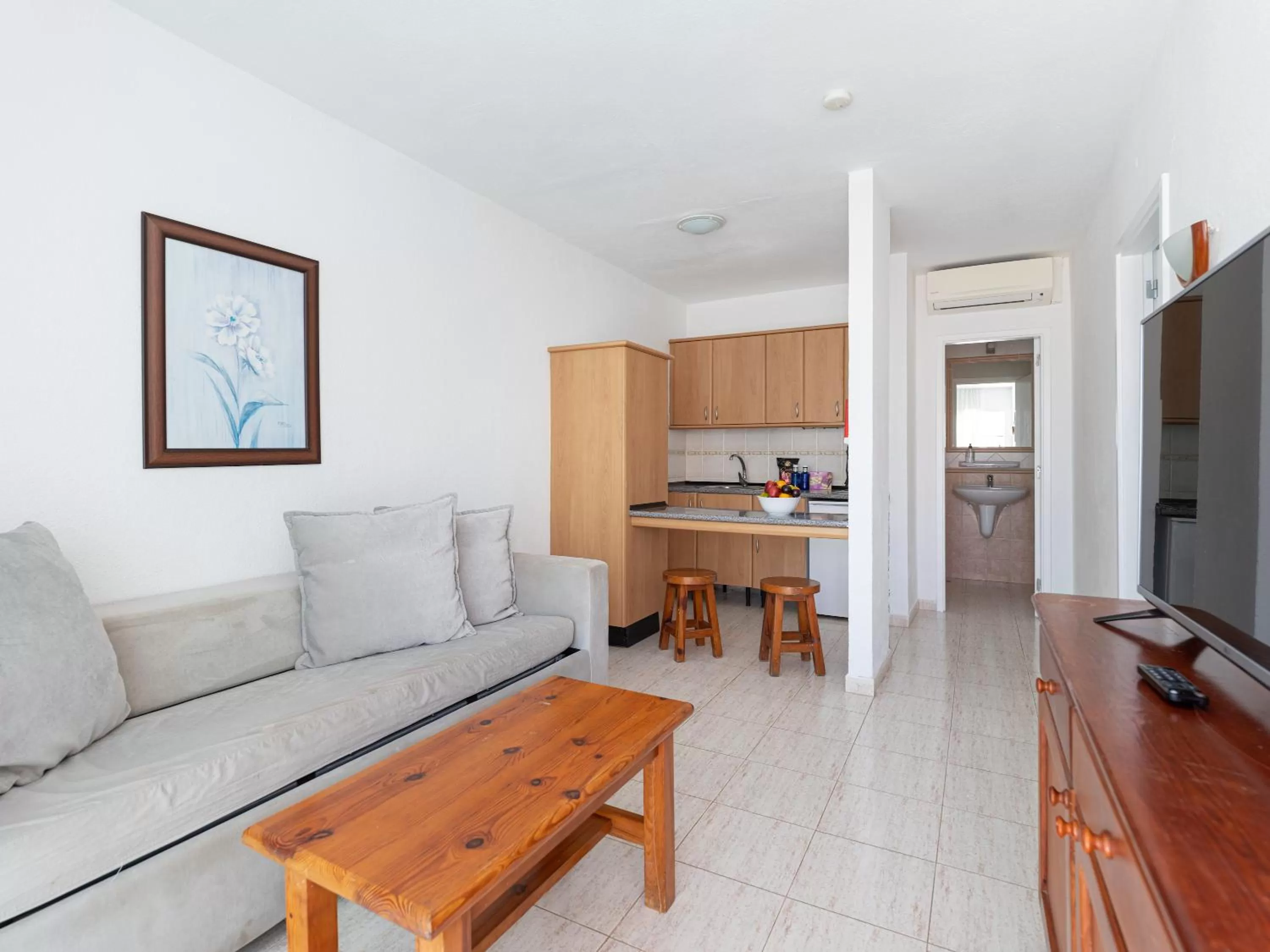 Living room, Seating Area in HomeForGuest Apartamento 13 con terraza y piscina en Corralejo