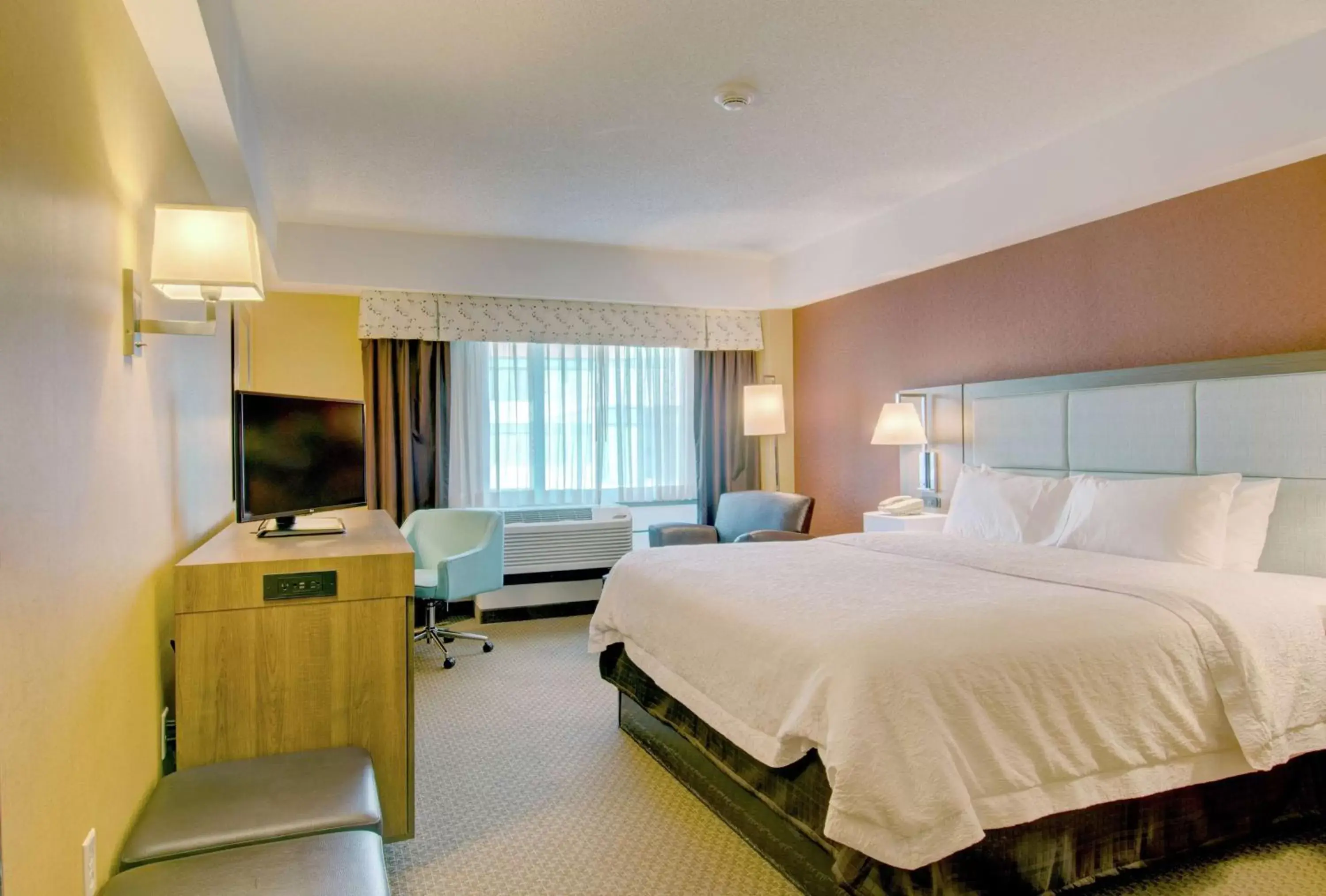Bedroom, Bed in Hampton Inn & Suites Boston Crosstown Center Bedroom, Bed in Hampton Inn & Suites Boston Crosstown Center