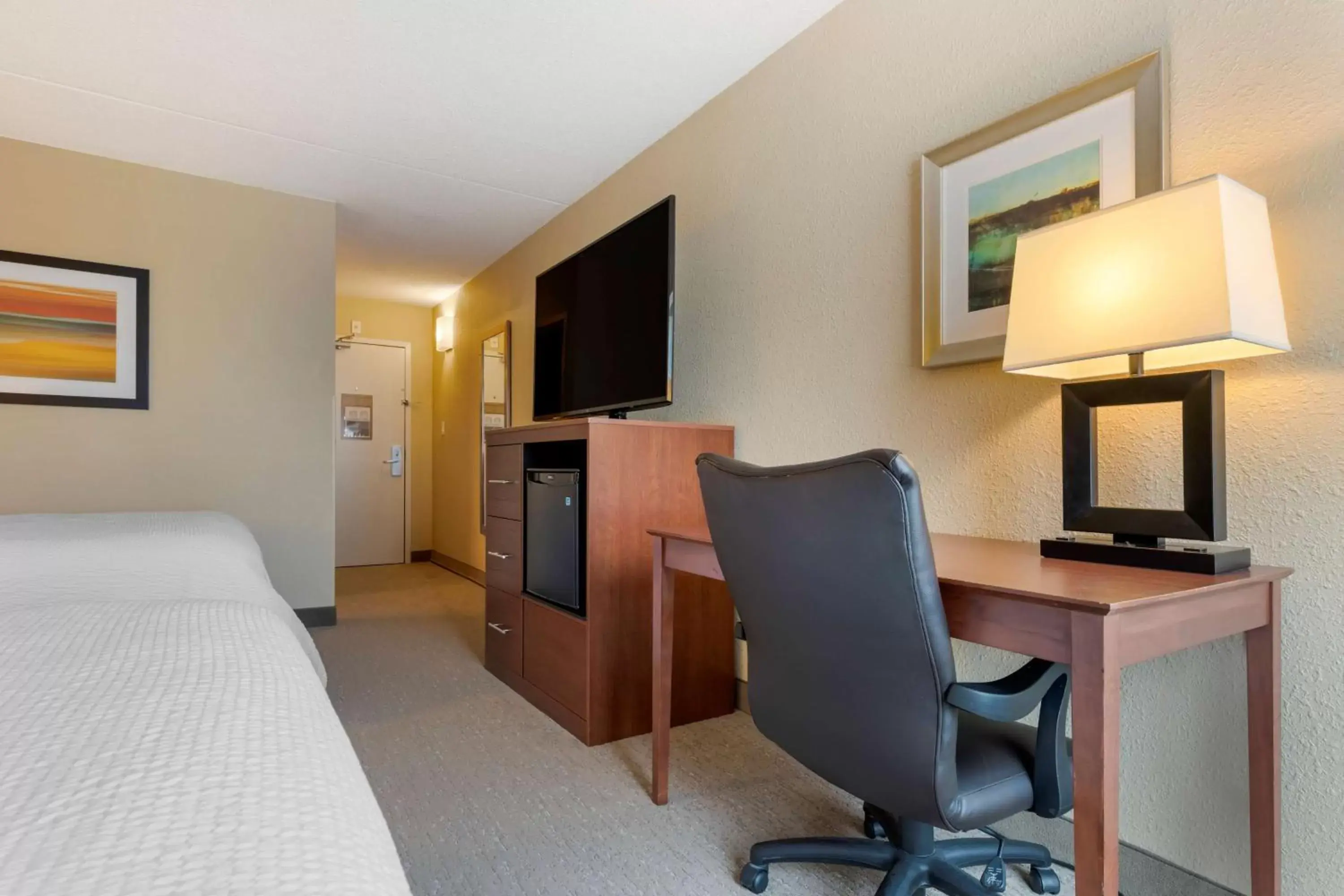 Bedroom, TV/Entertainment Center in Best Western Fairmont