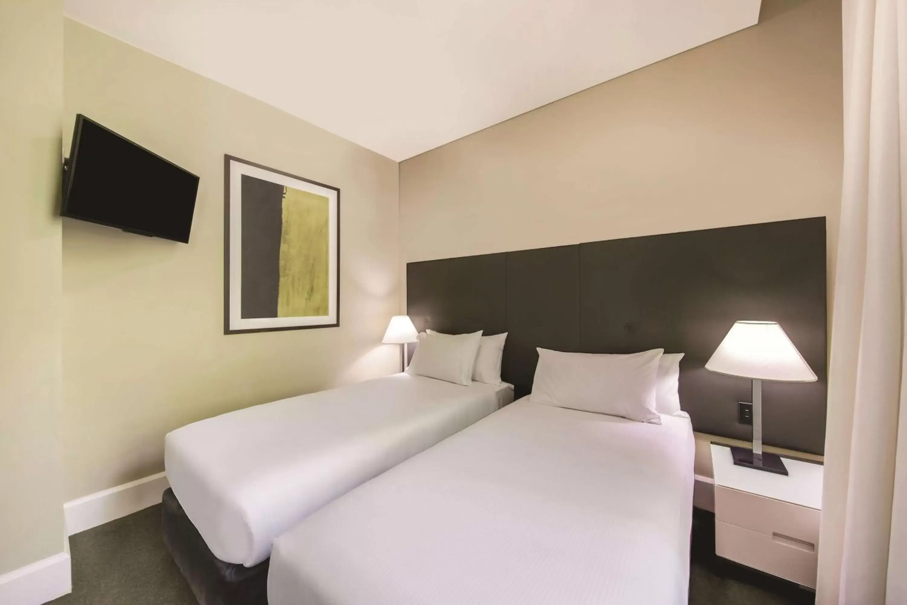 TV and multimedia, Bed in Adina Apartment Hotel Adelaide Treasury