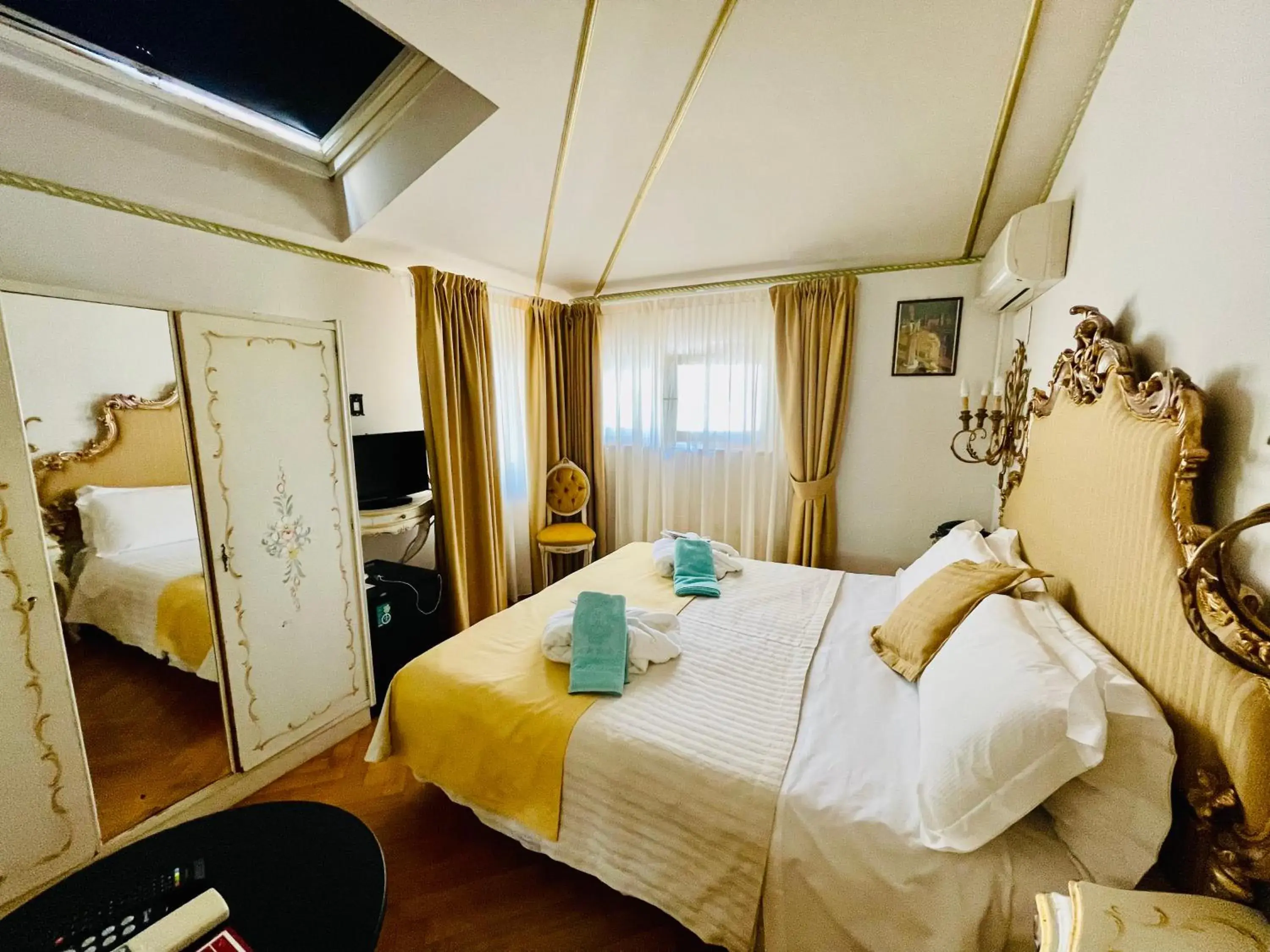 Romantic Double Room in Park Hotel Ville Montefiori