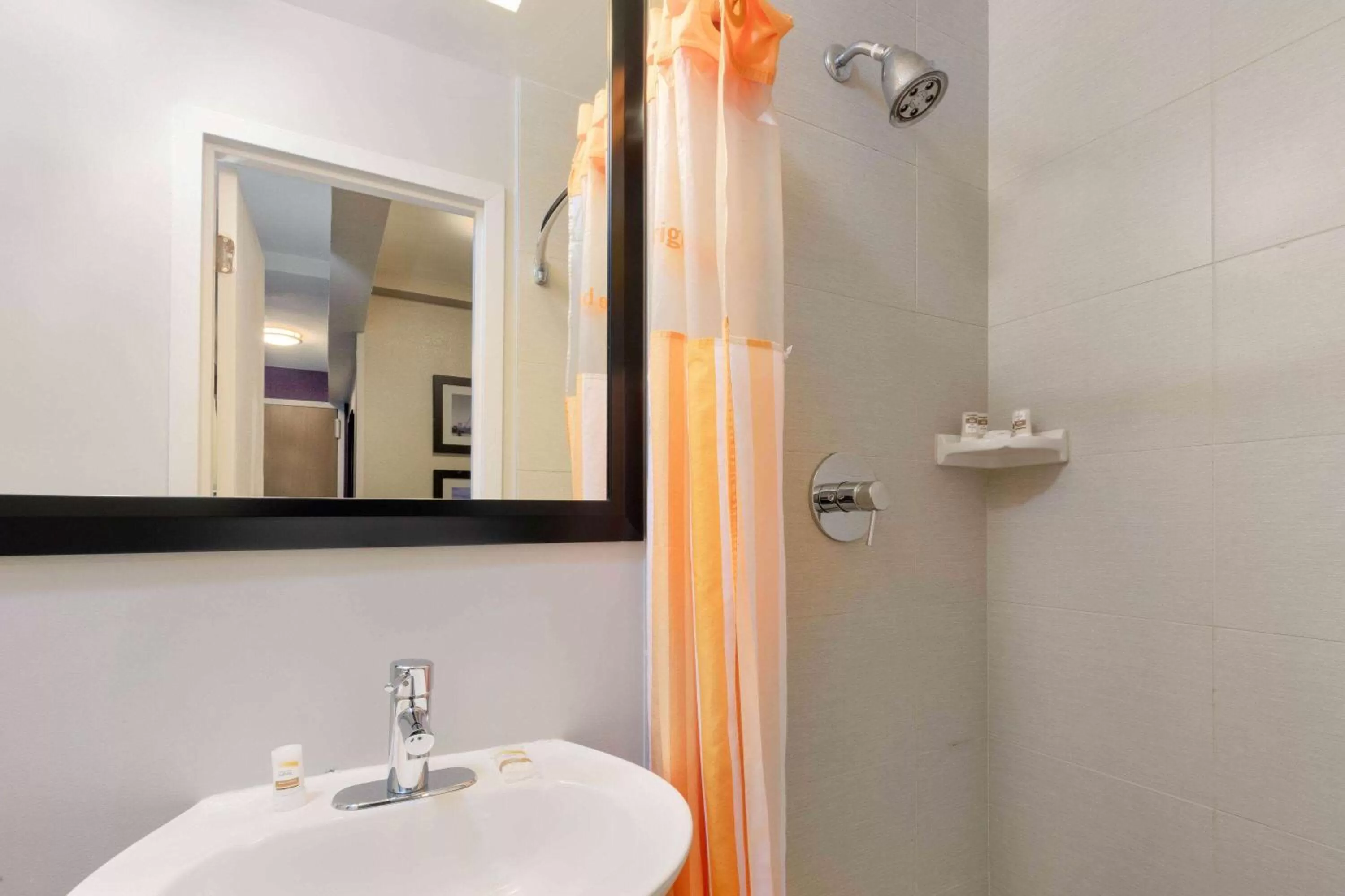 Bathroom in La Quinta by Wyndham New York City Central Park