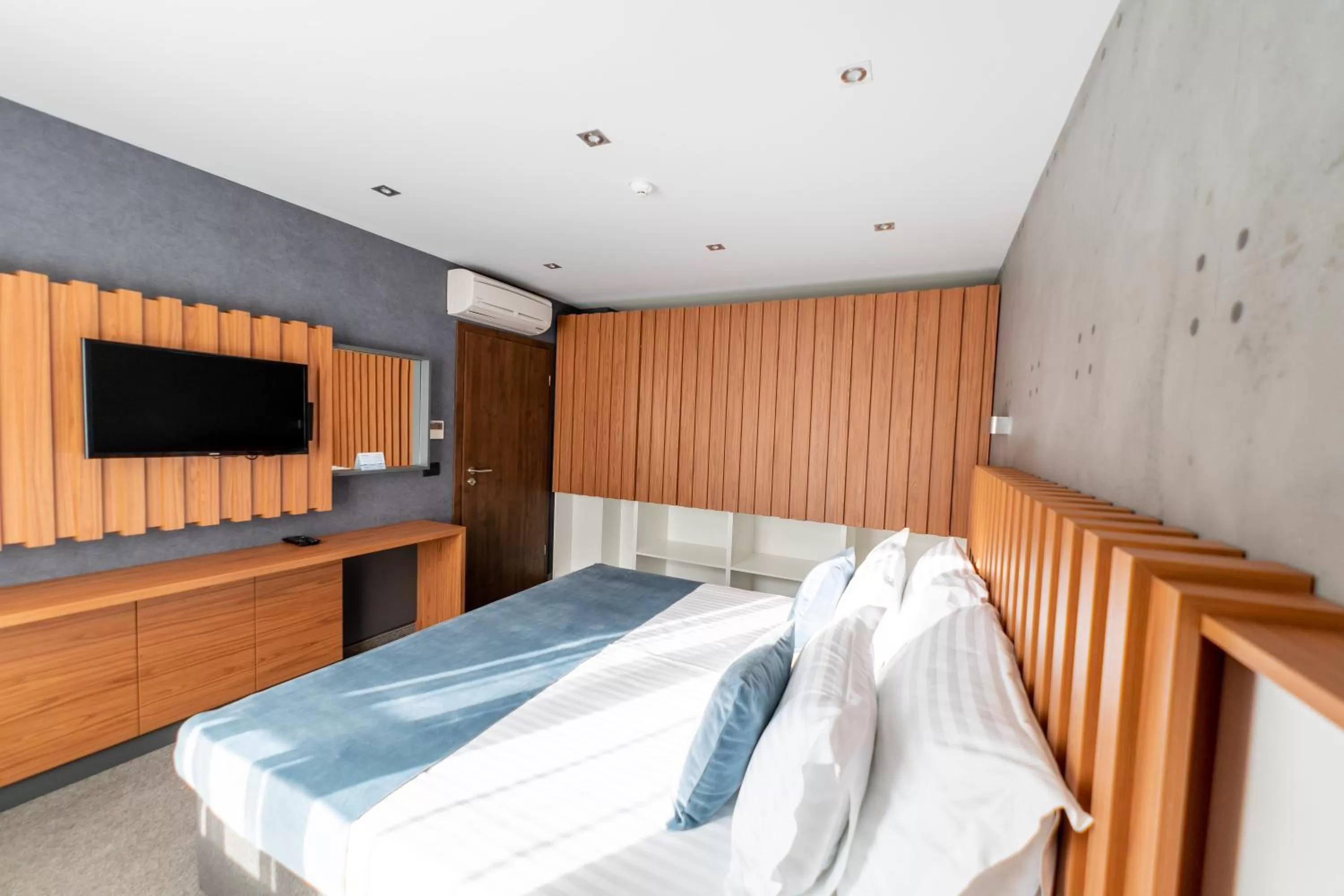 Bed in 103 Degrees Hotel & Spa