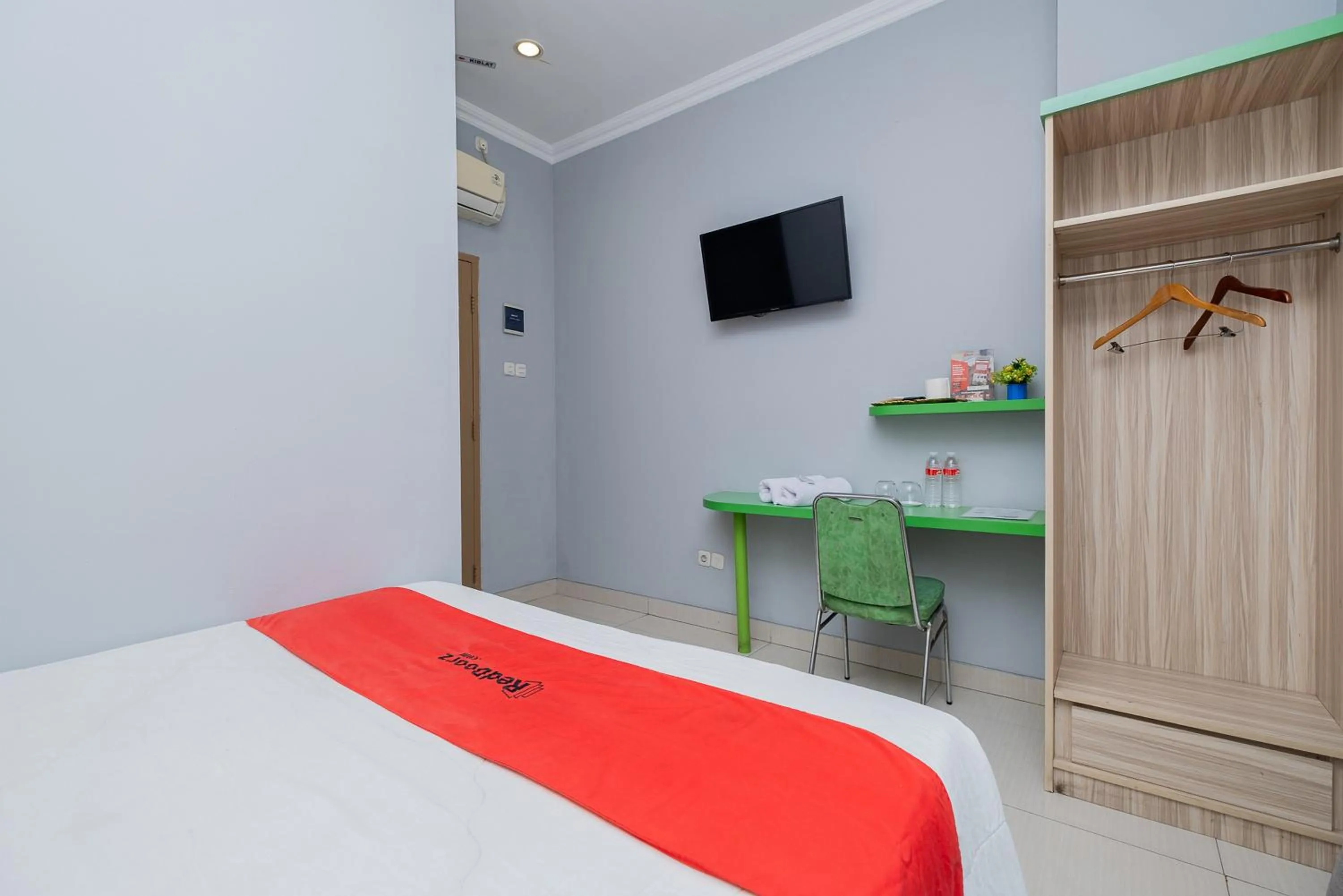 Bed in RedDoorz Plus @ Cideng Barat