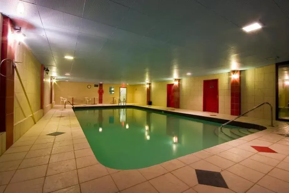 Swimming Pool in Hotel Le Voyageur