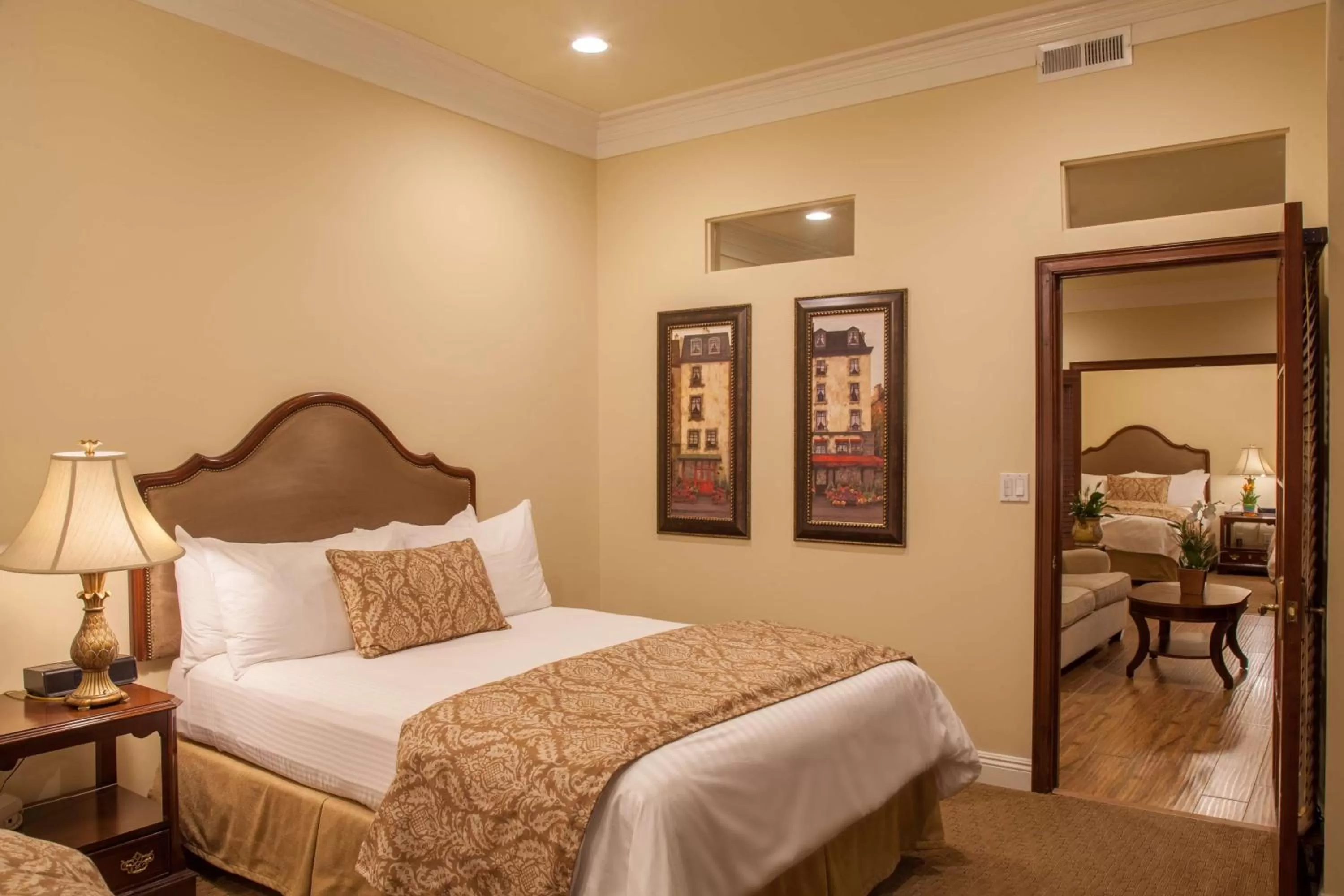 Photo of the whole room, Bed in Best Western Plus Sunset Plaza Hotel