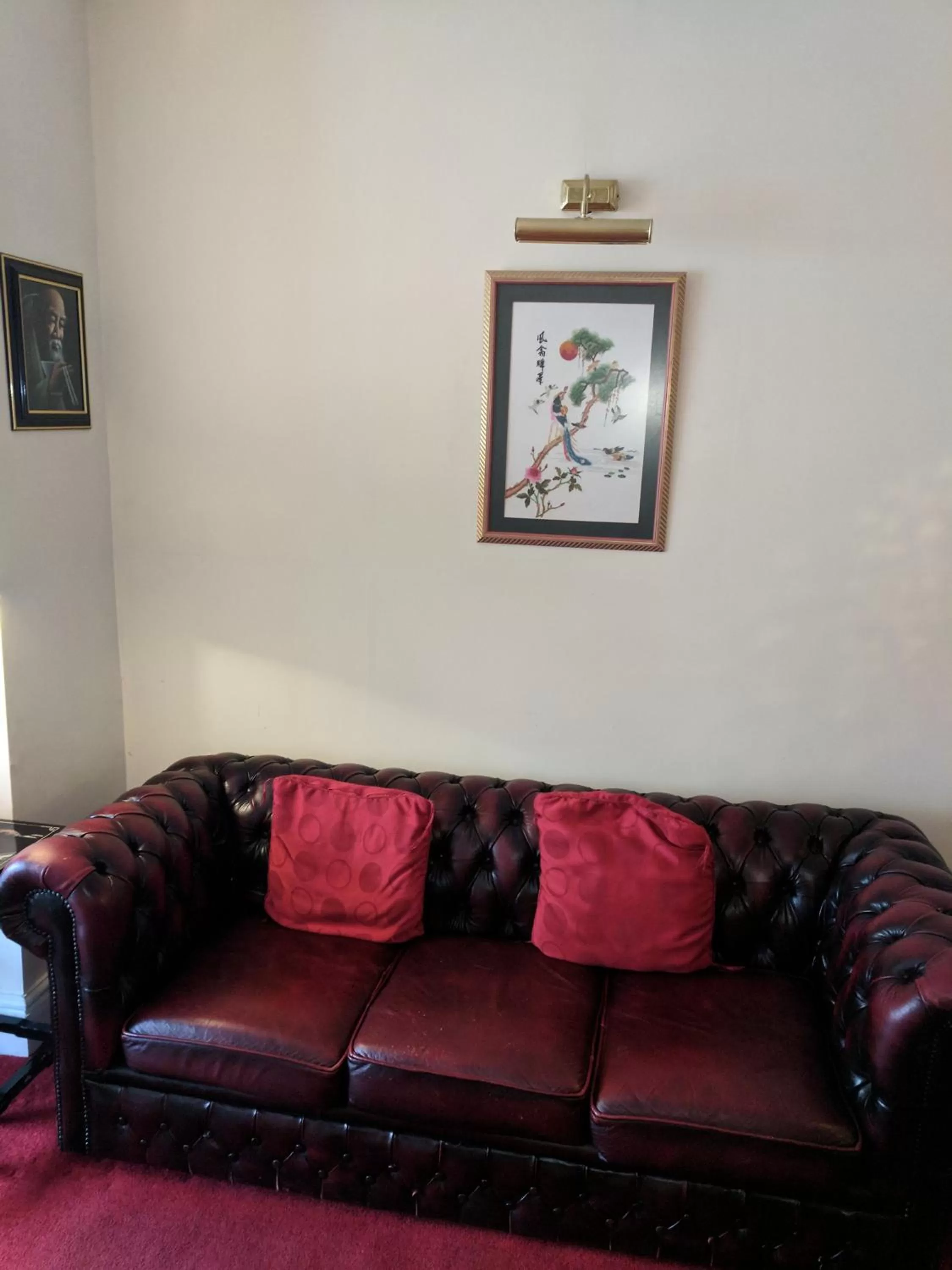 Communal lounge/ TV room in The New Guilderoy Hotel