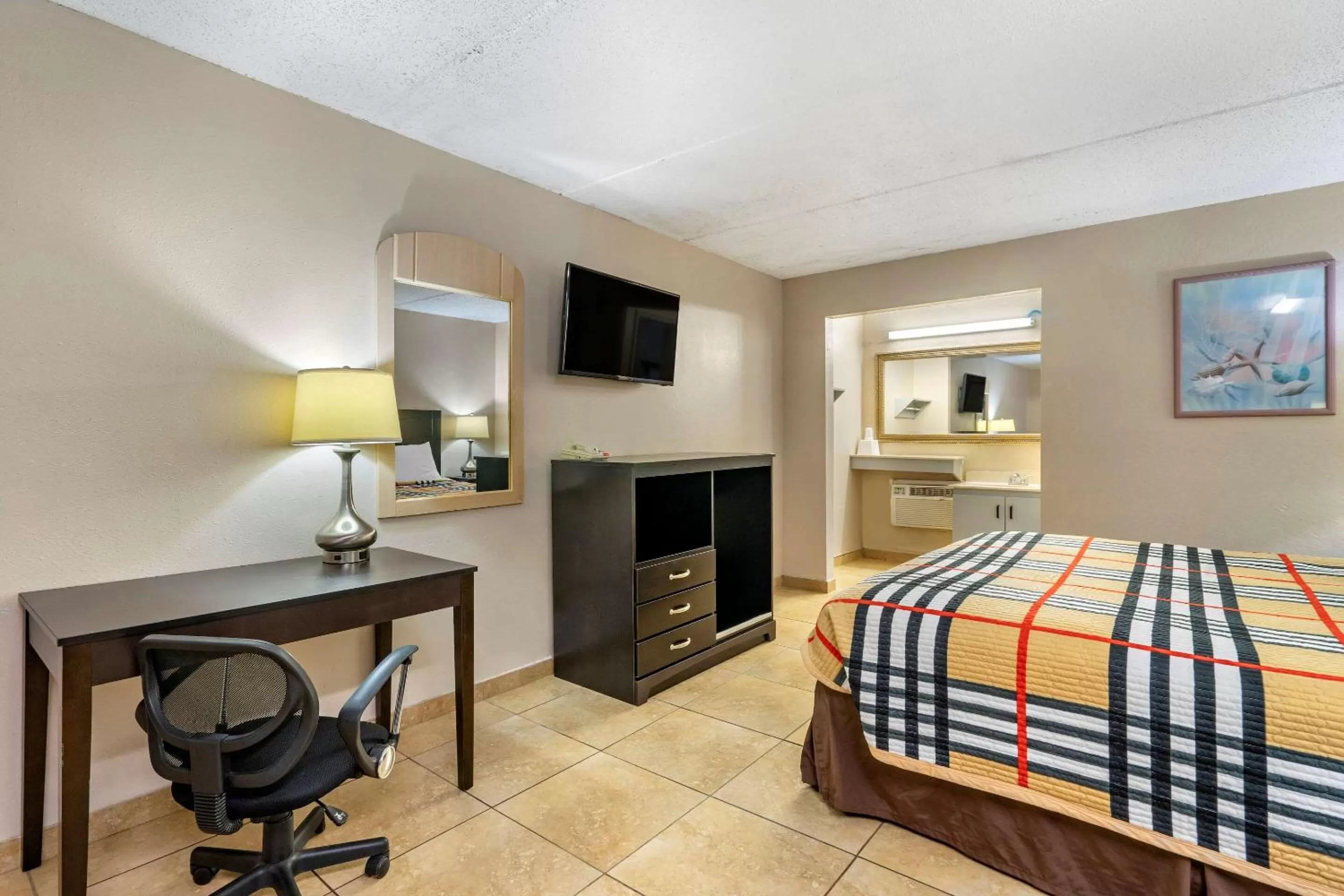 Photo of the whole room, Bed in Rodeway Inn Clearwater-Dunedin