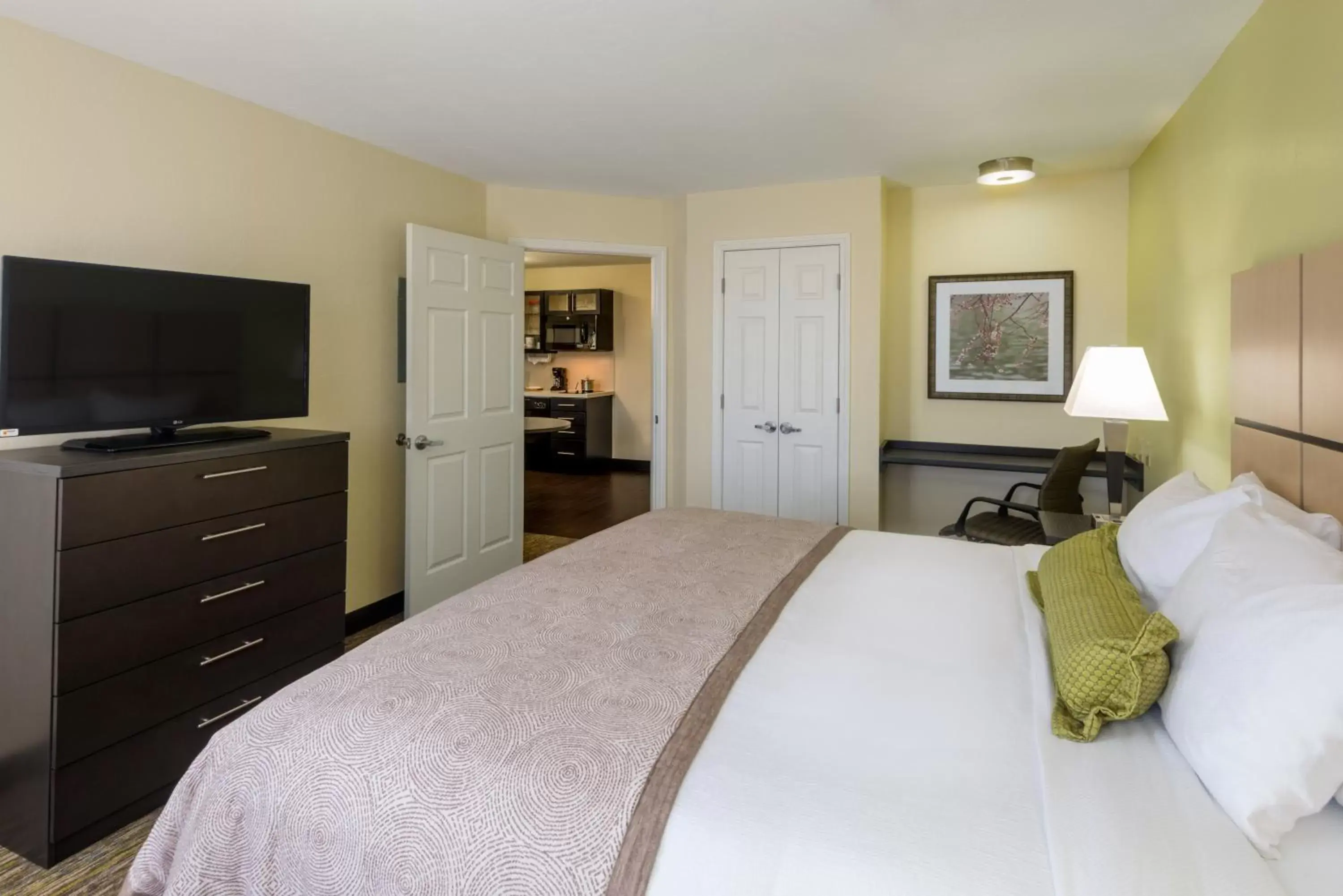 Bedroom, Bed in Candlewood Suites Del City, an IHG Hotel