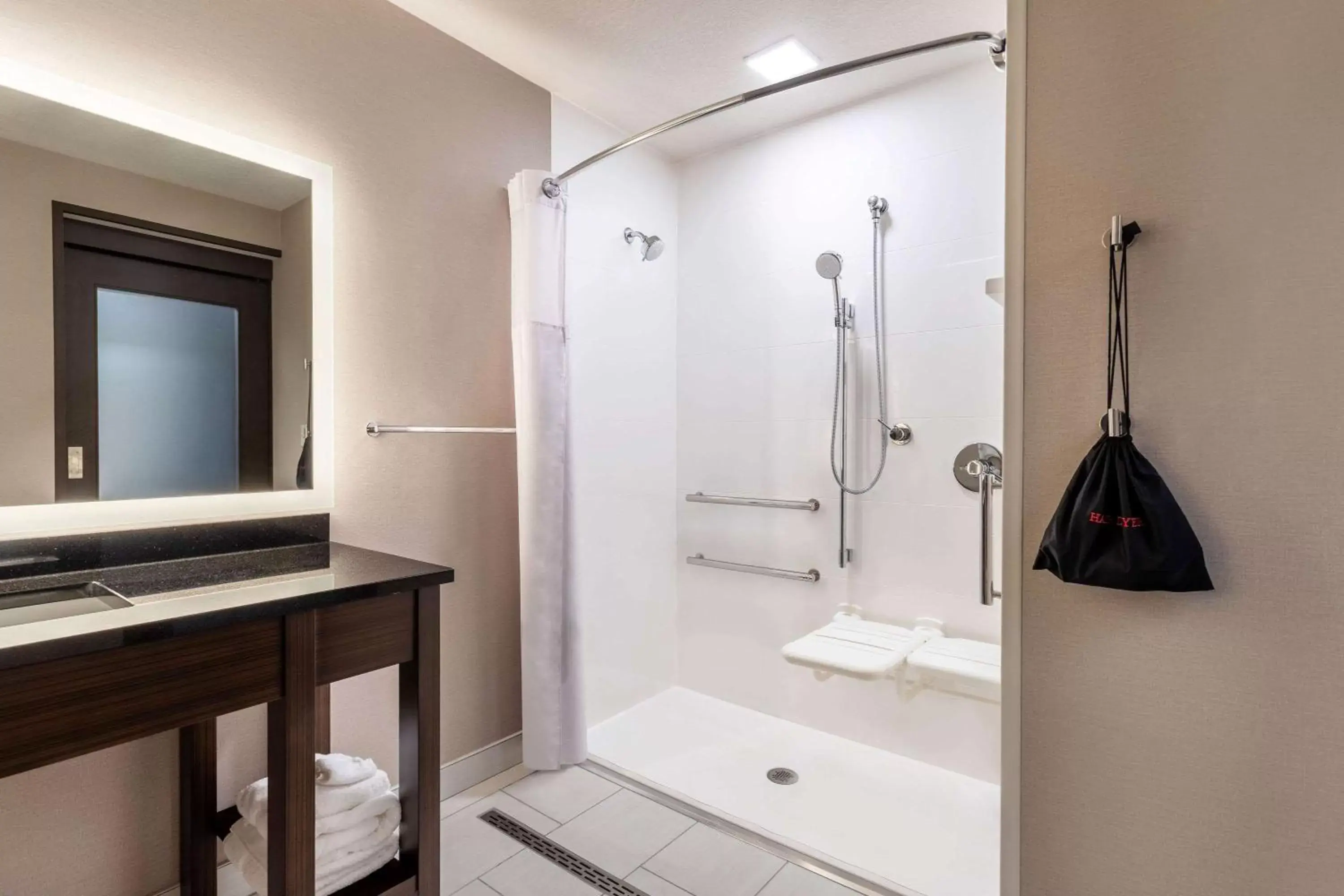 Shower, Bathroom in Wingate by Wyndham Angola