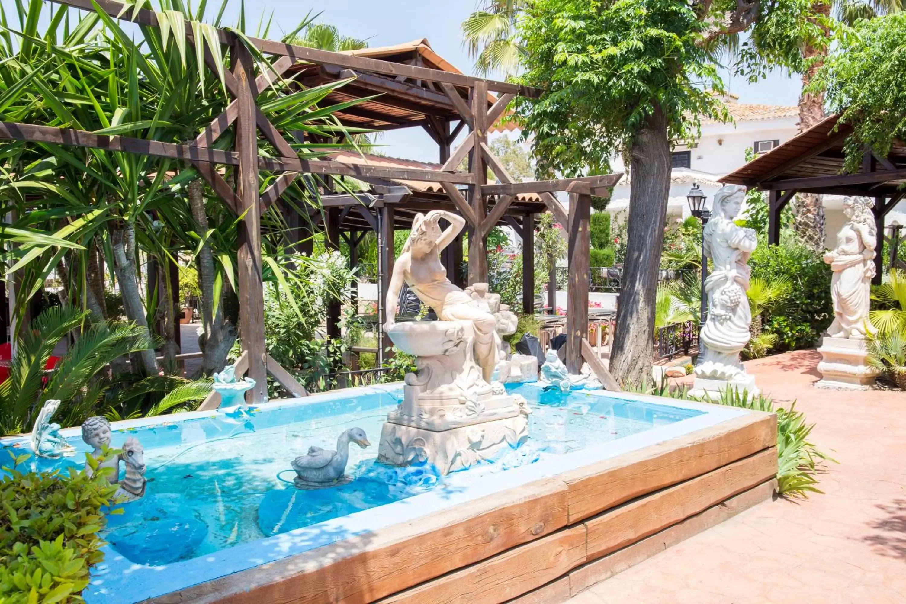 Garden, Swimming Pool in Hotel La Carreta