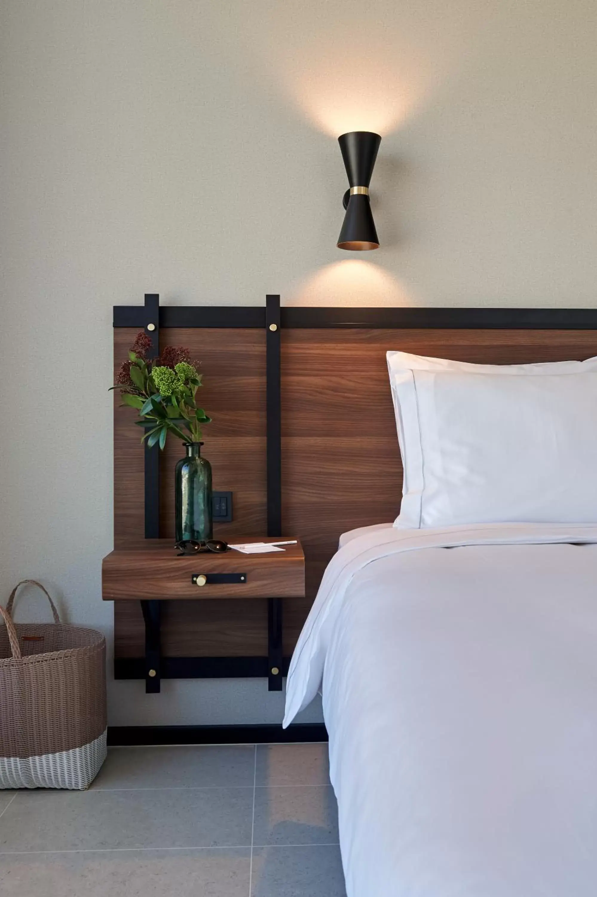 Bed in FORM Hotel Dubai, a Member of Design Hotels