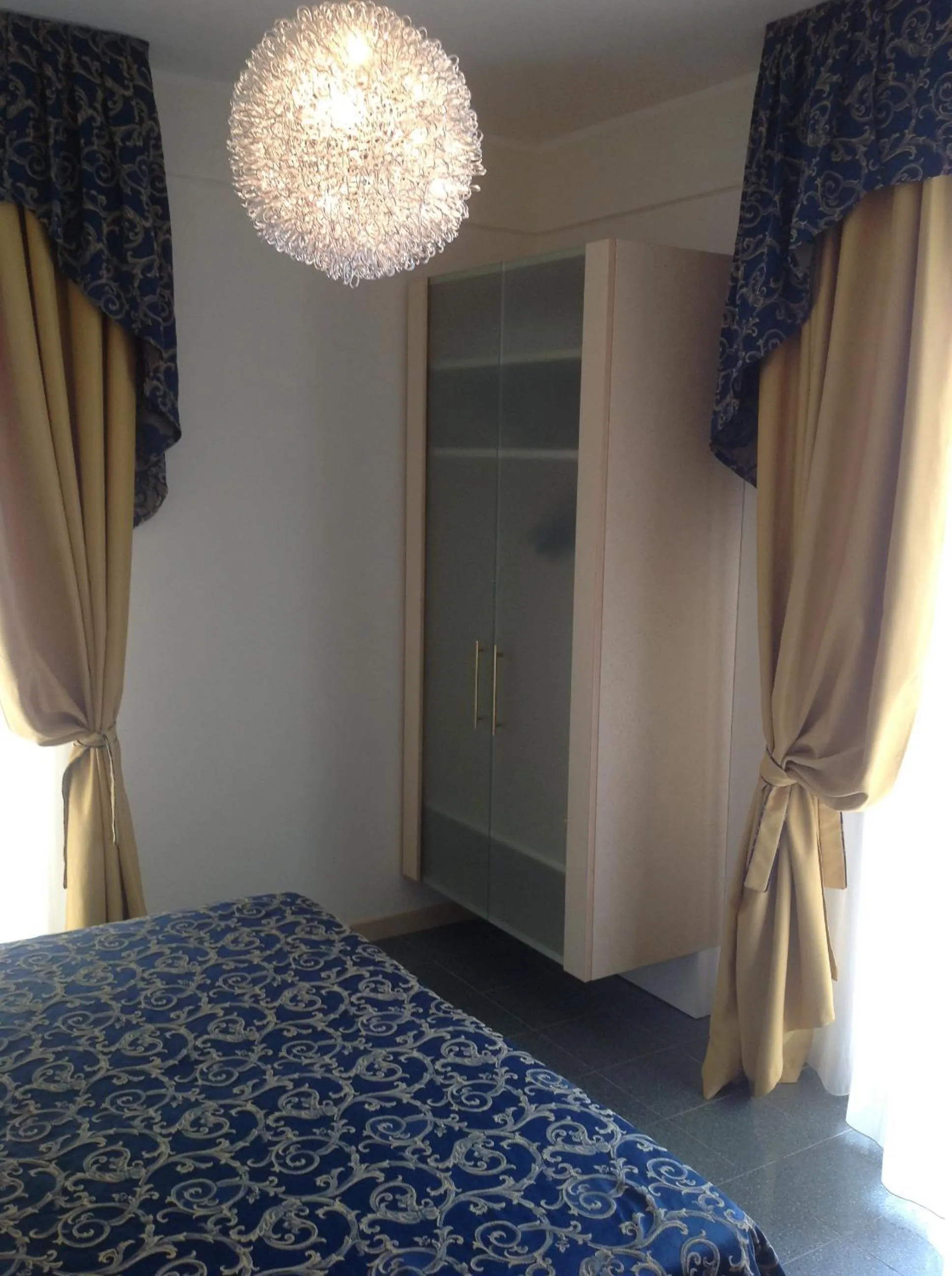 Day, Bed in Hotel Ambassador