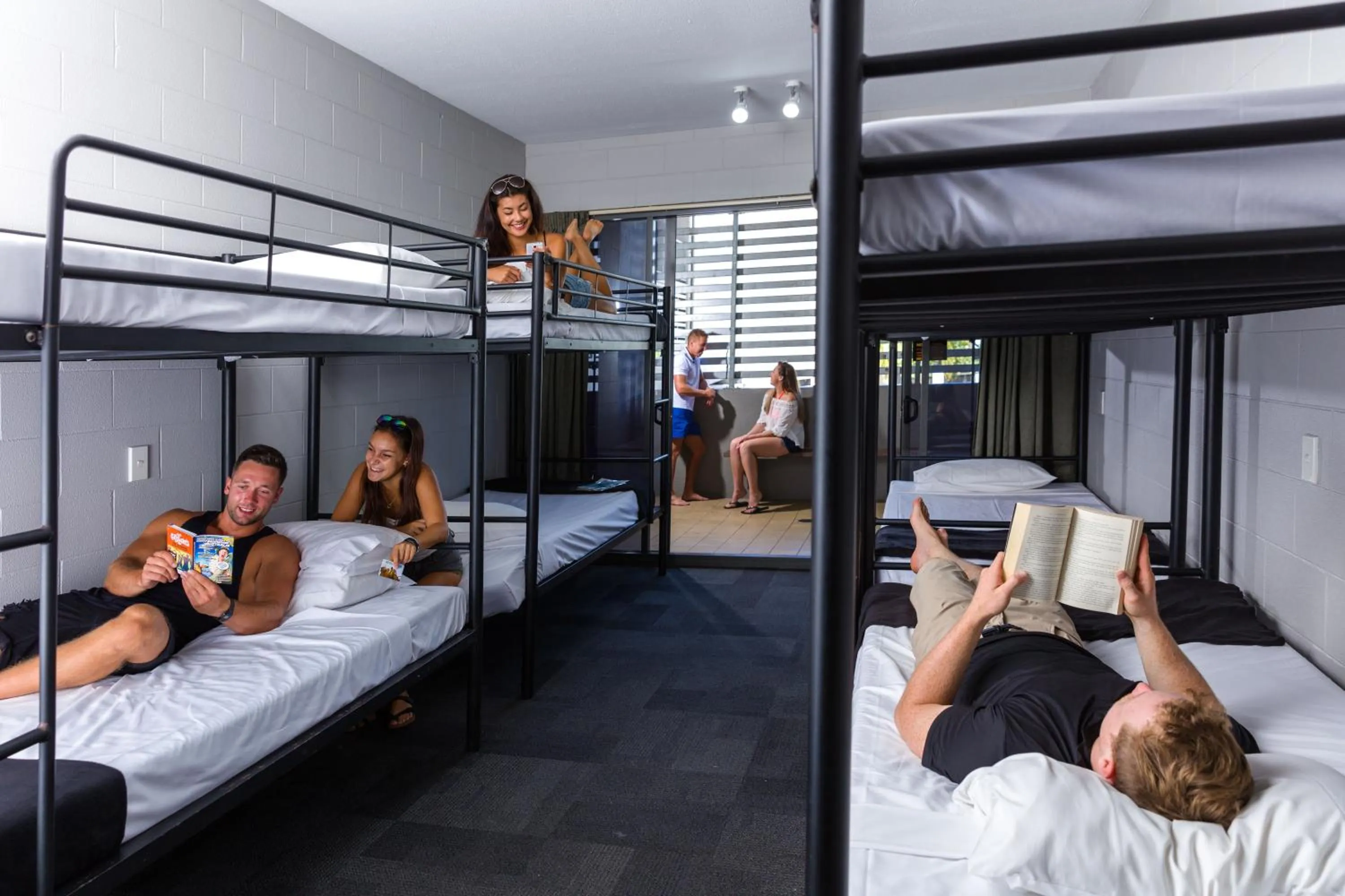 Shower, Bed in Gilligan's Hotel & Resort Cairns